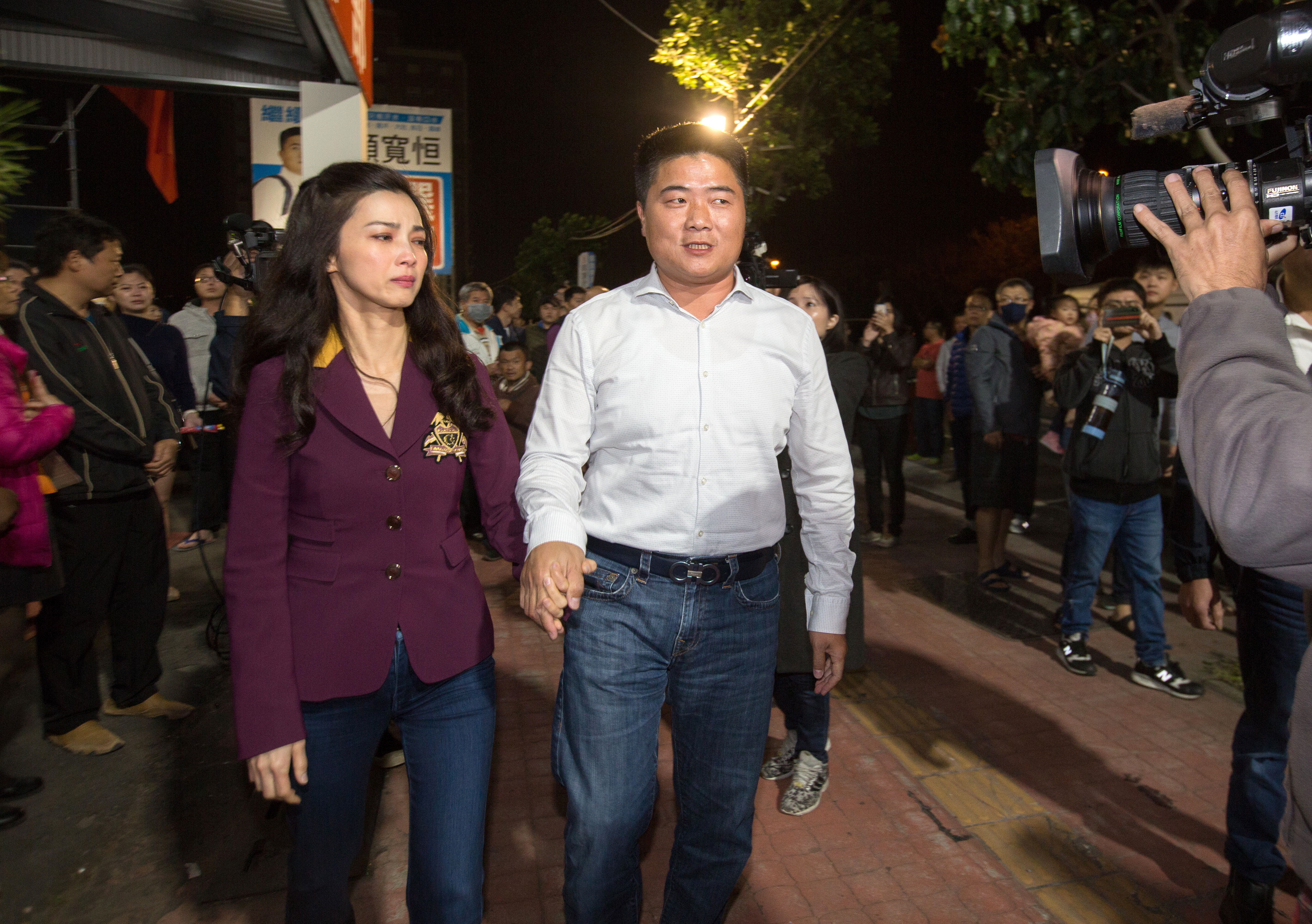 顏寬恒(右)、陳麗淩(左)夫婦因豪宅違建拋售案遭檢方約談。(本刊資料照)