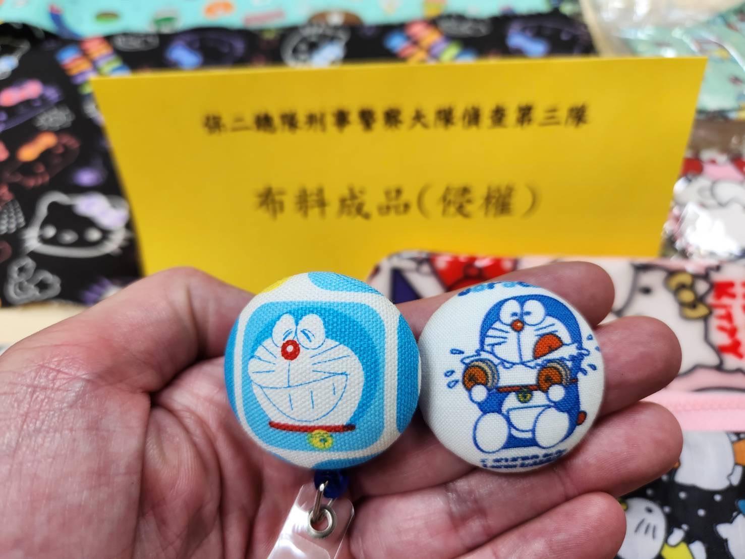 警方查扣大批卡通人物布料。(保二總隊刑警大隊提供)