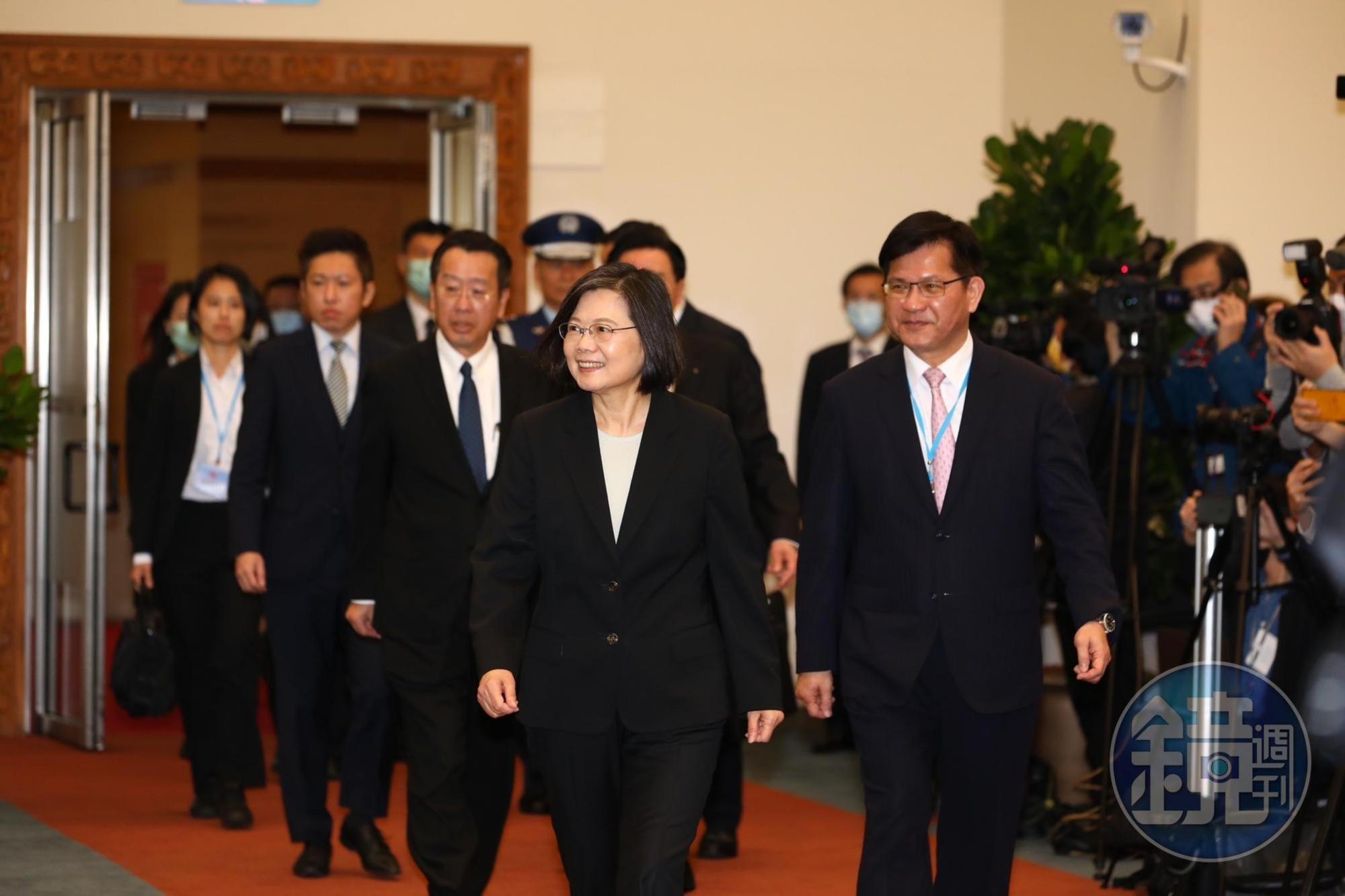 蔡英文行前先於桃園機場發表談話。