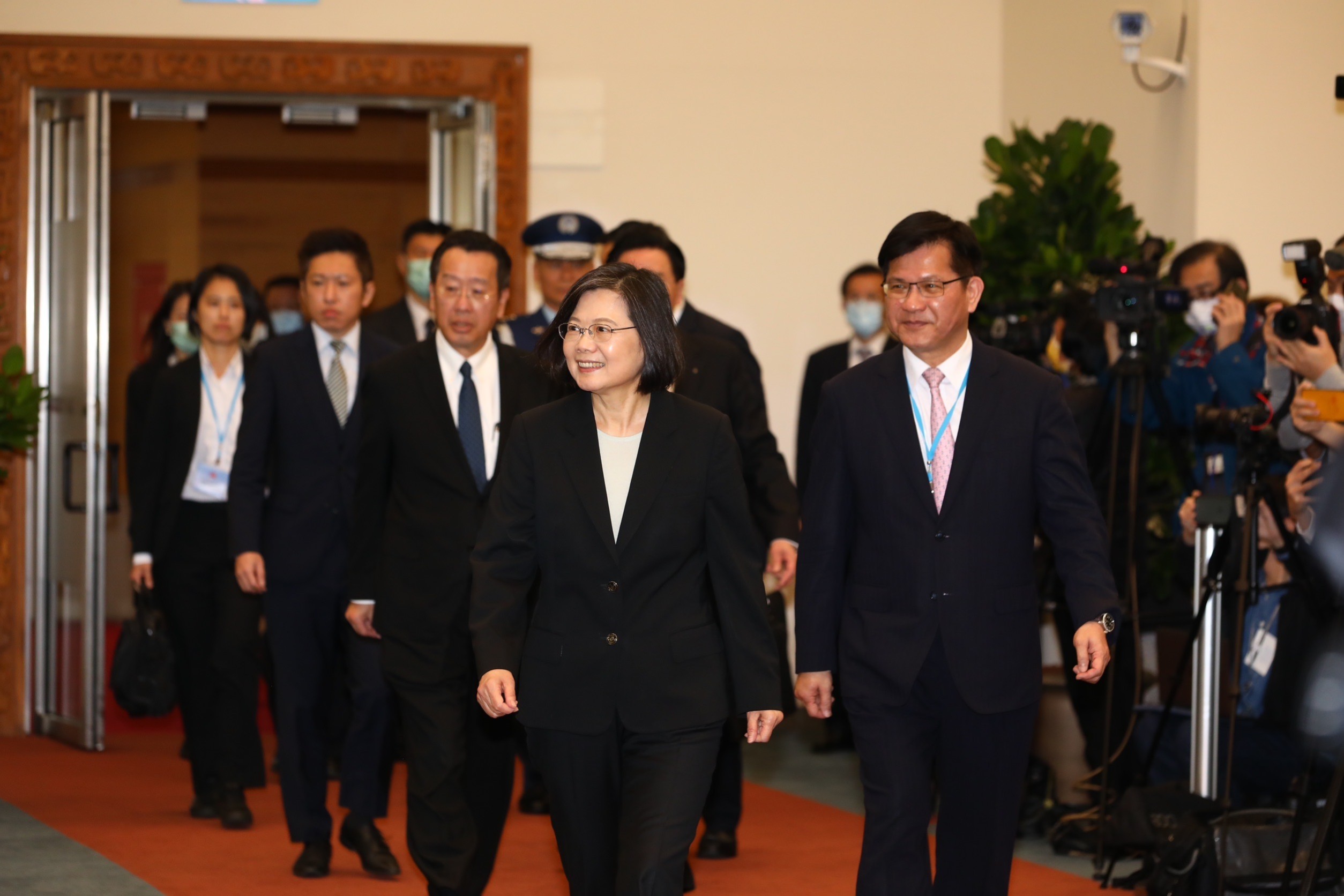 蔡英文行前先於桃園機場發表談話。