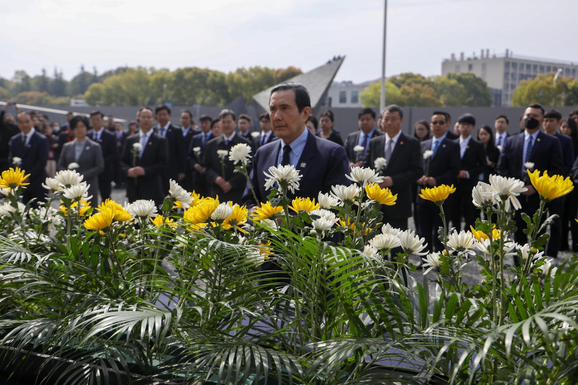 馬英九訪南京,拜訪「侵華日軍南京大屠殺遇難同胞紀念館」。(馬辦提供)
