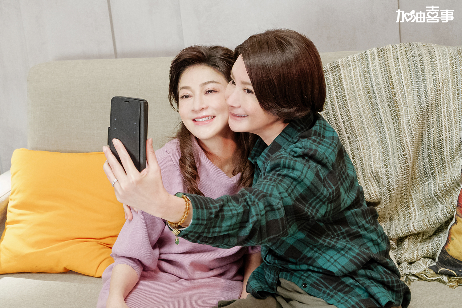 王彩樺、陳亞蘭重拾閨密情，互動甜蜜蜜。（TVBS提供）