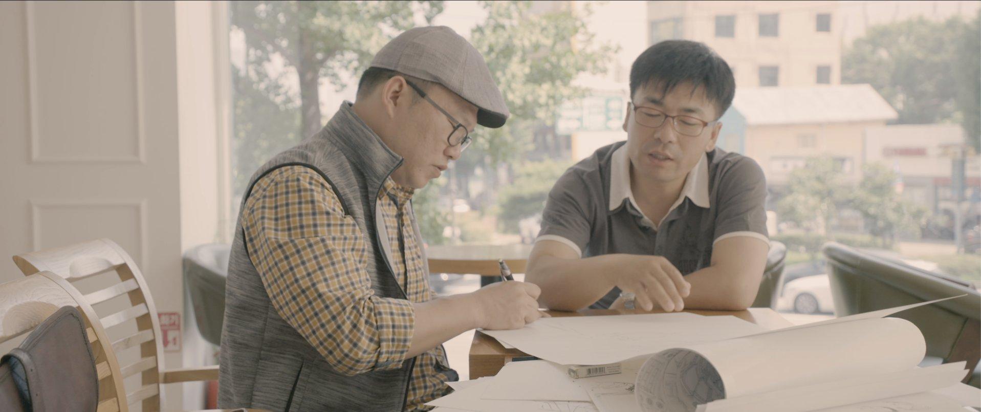 漫畫家大雄(左)為了製作紀錄片,走訪多位移居海外的人士。(佳映娛樂提供)
