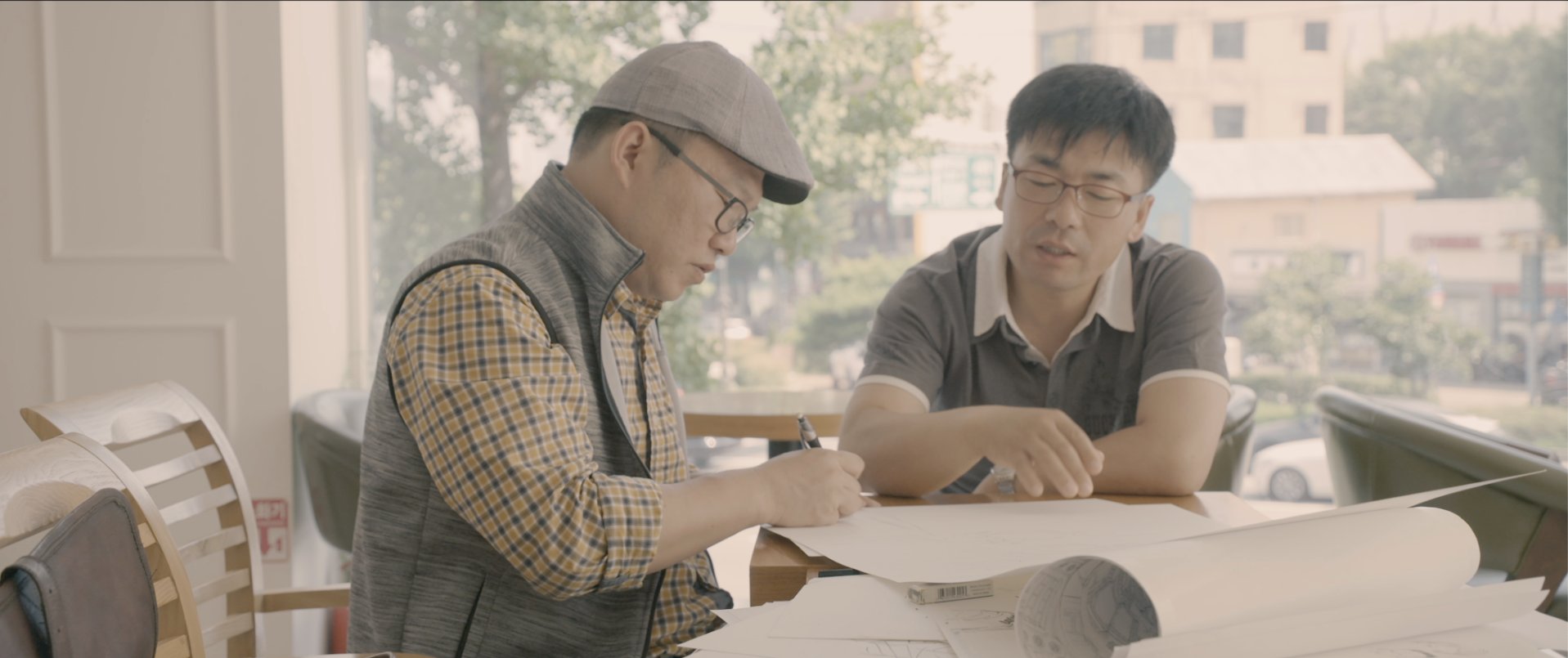 漫畫家大雄(左)為了製作紀錄片,走訪多位移居海外的人士。(佳映娛樂提供)