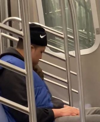 男子似乎察覺到異狀,從睡夢中醒來,淡定地看著這頭巨鼠。(翻攝,TikTok)