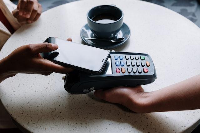 近日蘋果再推出「先買後付」Apple Pay Later服務，目前於美國隨機選擇用戶提供使用。（示意圖，Pexels）