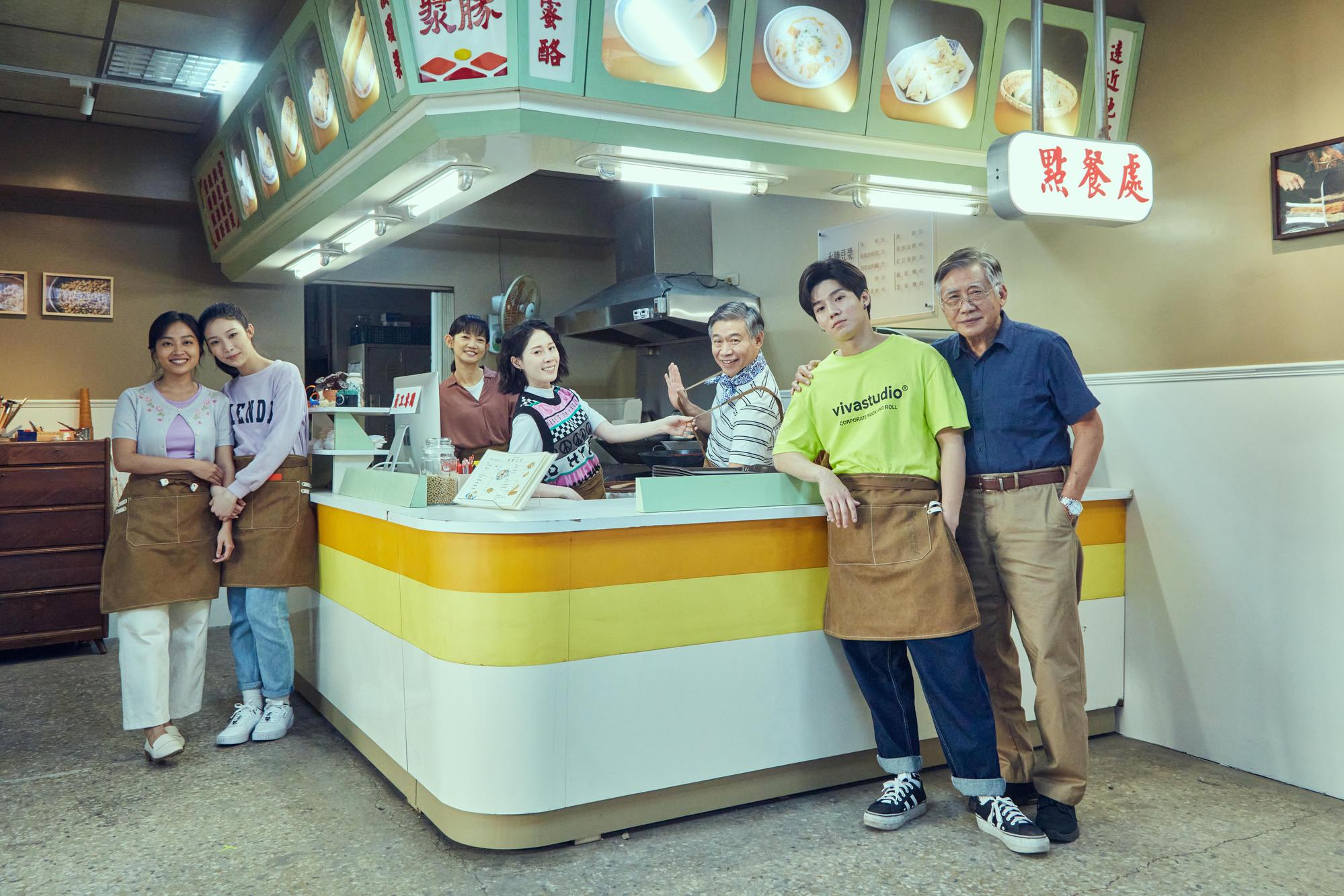 《暗夜微光》演員左起楊富江(江江)、姜予、吳奕蓉、蔡亘晏、朱陸豪、陳廷軒、梁修身。(客家電視提供)