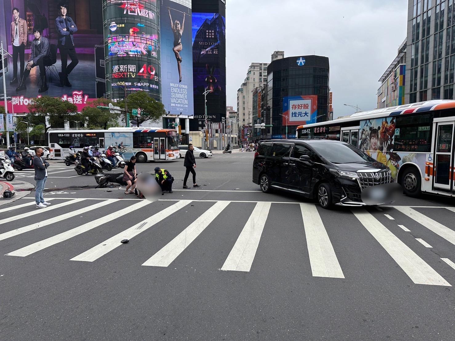機車騎士全身多處擦挫傷,警方及熱心民眾上前協助。翻攝畫面