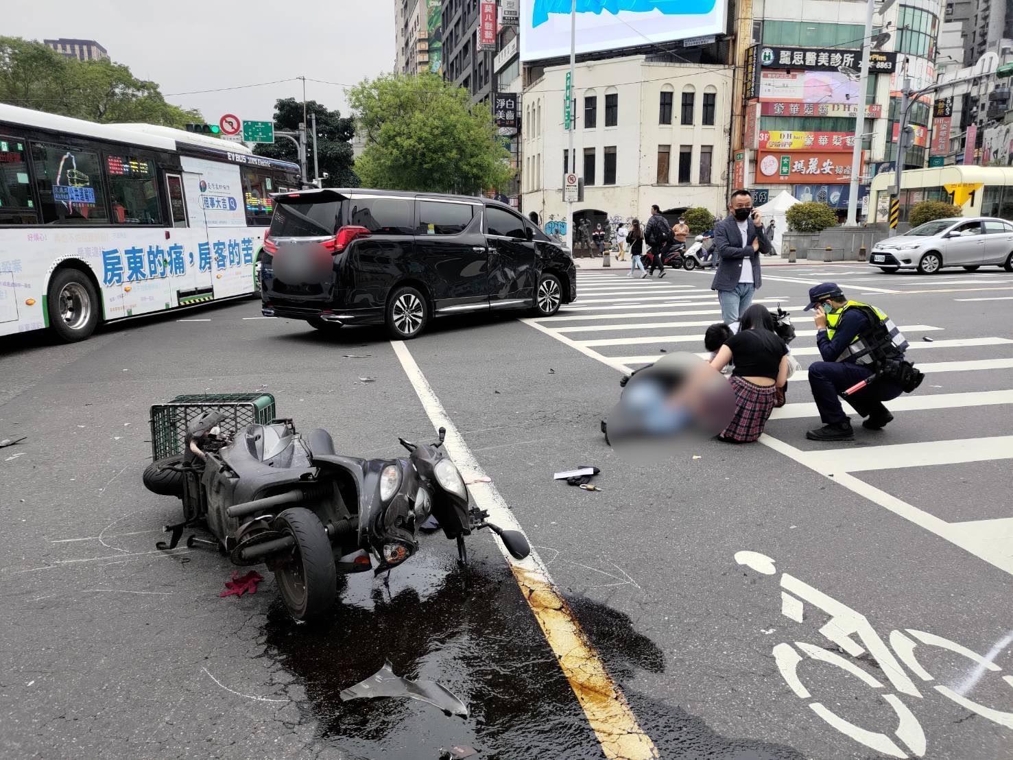 機車騎士因猛烈撞擊被噴飛20公尺遠倒地。(翻攝畫面)