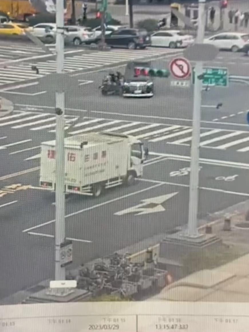 盧男駕駛的豪華廂型車在西門町大路口違規左轉,對向機車閃避不及撞上。(翻攝畫面)