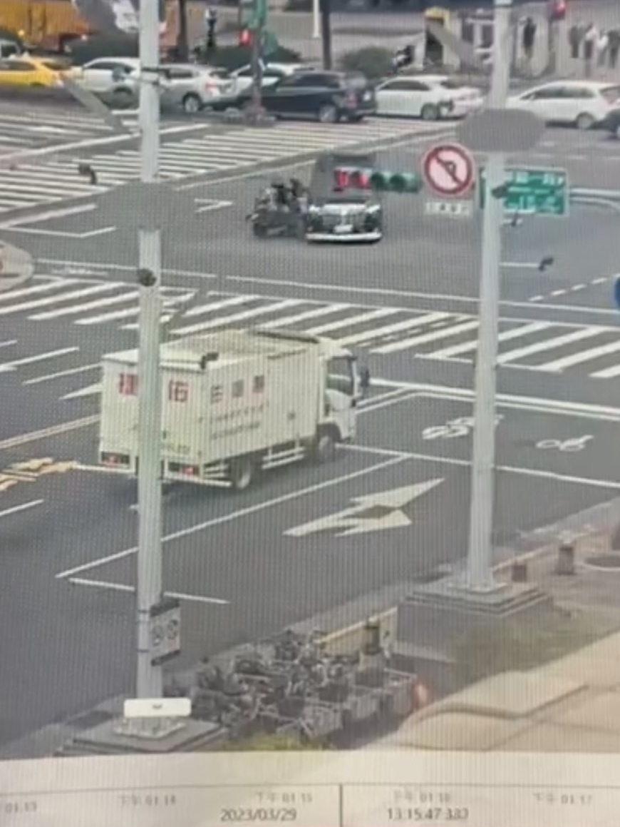 盧男駕駛的豪華廂型車在西門町大路口違規左轉，對向機車閃避不及撞上。（翻攝畫面）