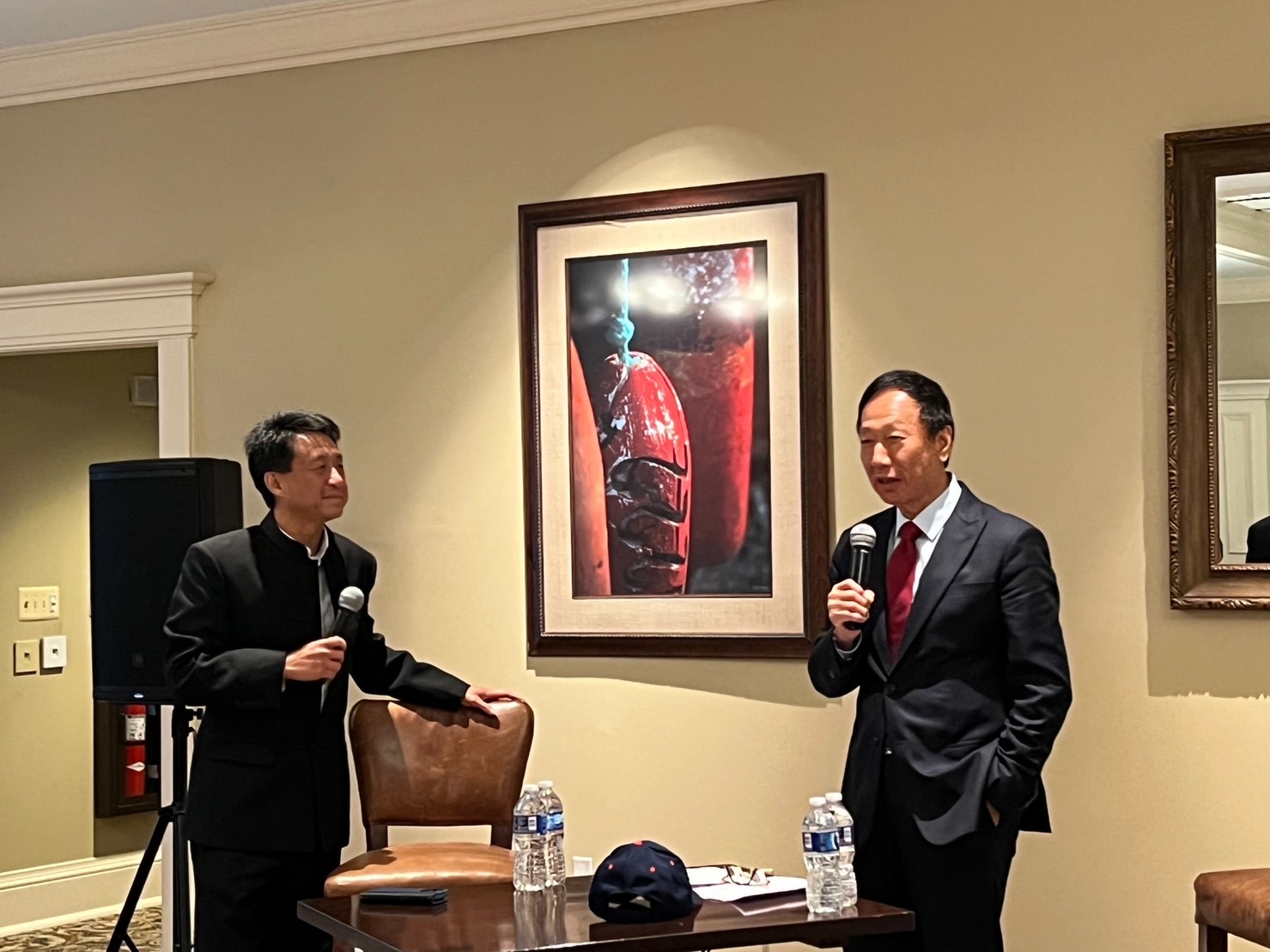 郭台銘出席玉山協會晚宴，和現場眾人分享台灣經濟發展的未來與可能。（郭台銘辦公室提供）