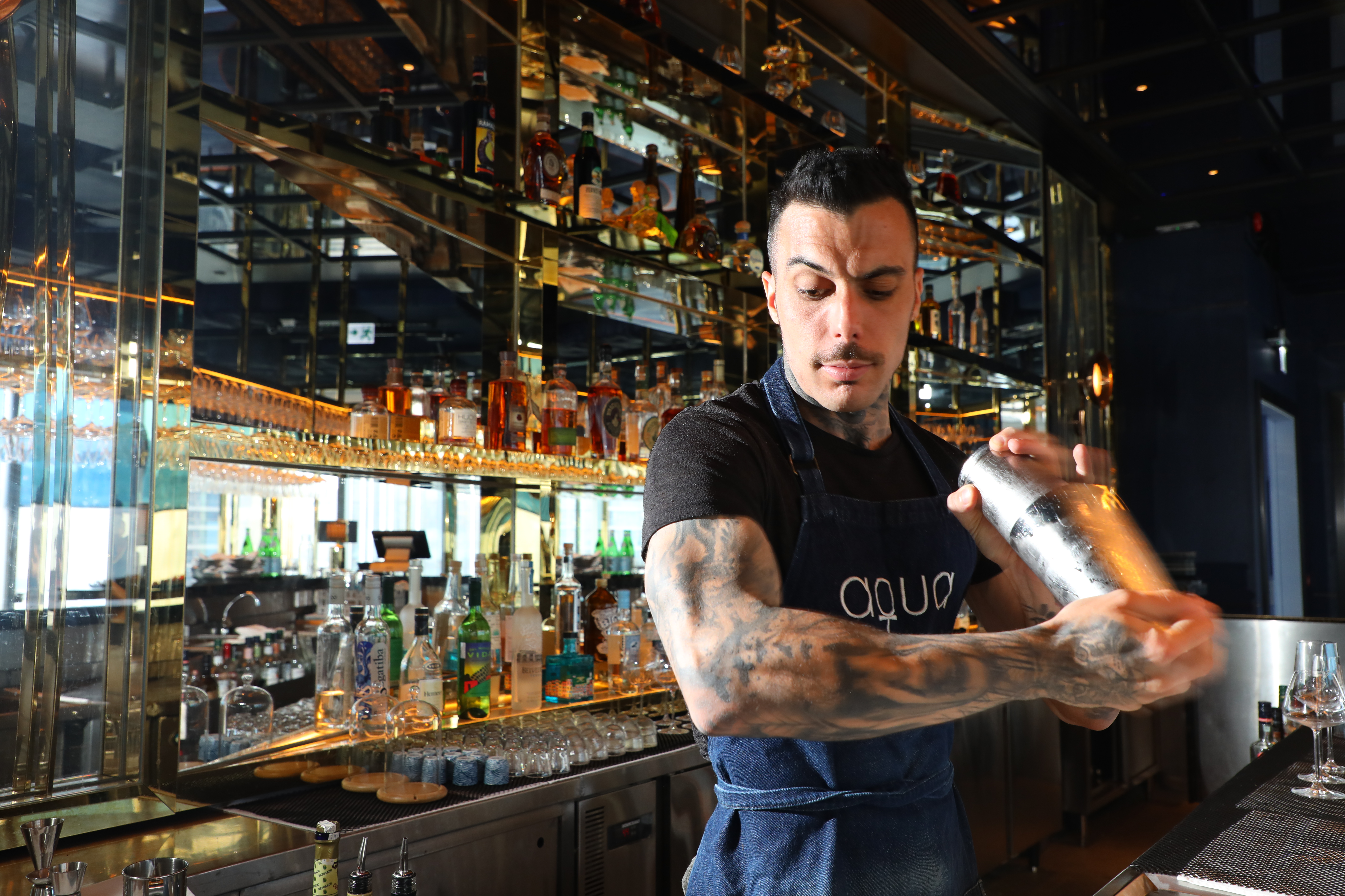 「AQUA」的吧台創意總監Lorenzo Coppola來自義大利，調酒技藝高超。