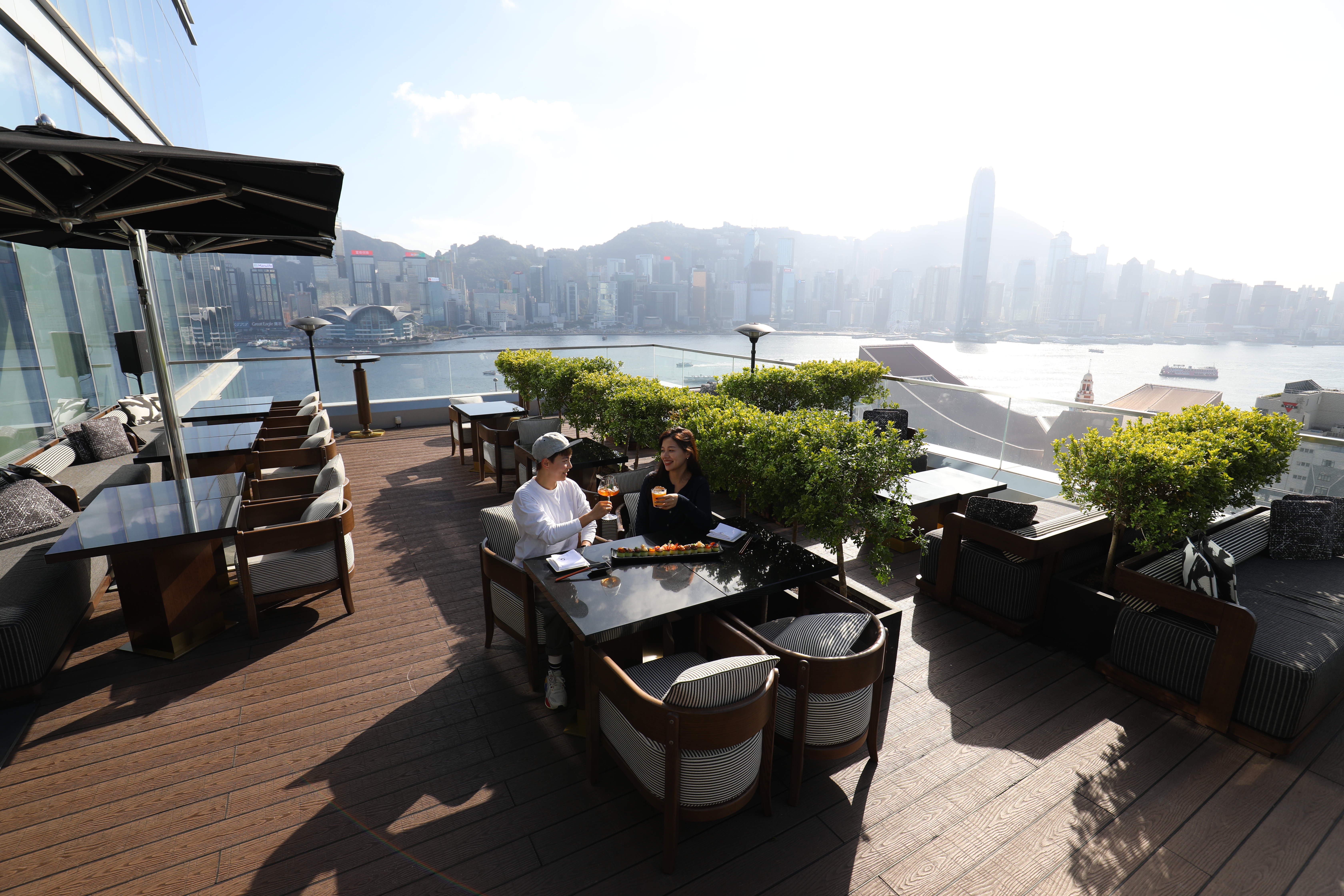 坐在「AQUA」附設的天台酒吧，是欣賞維港景色的最佳位置。