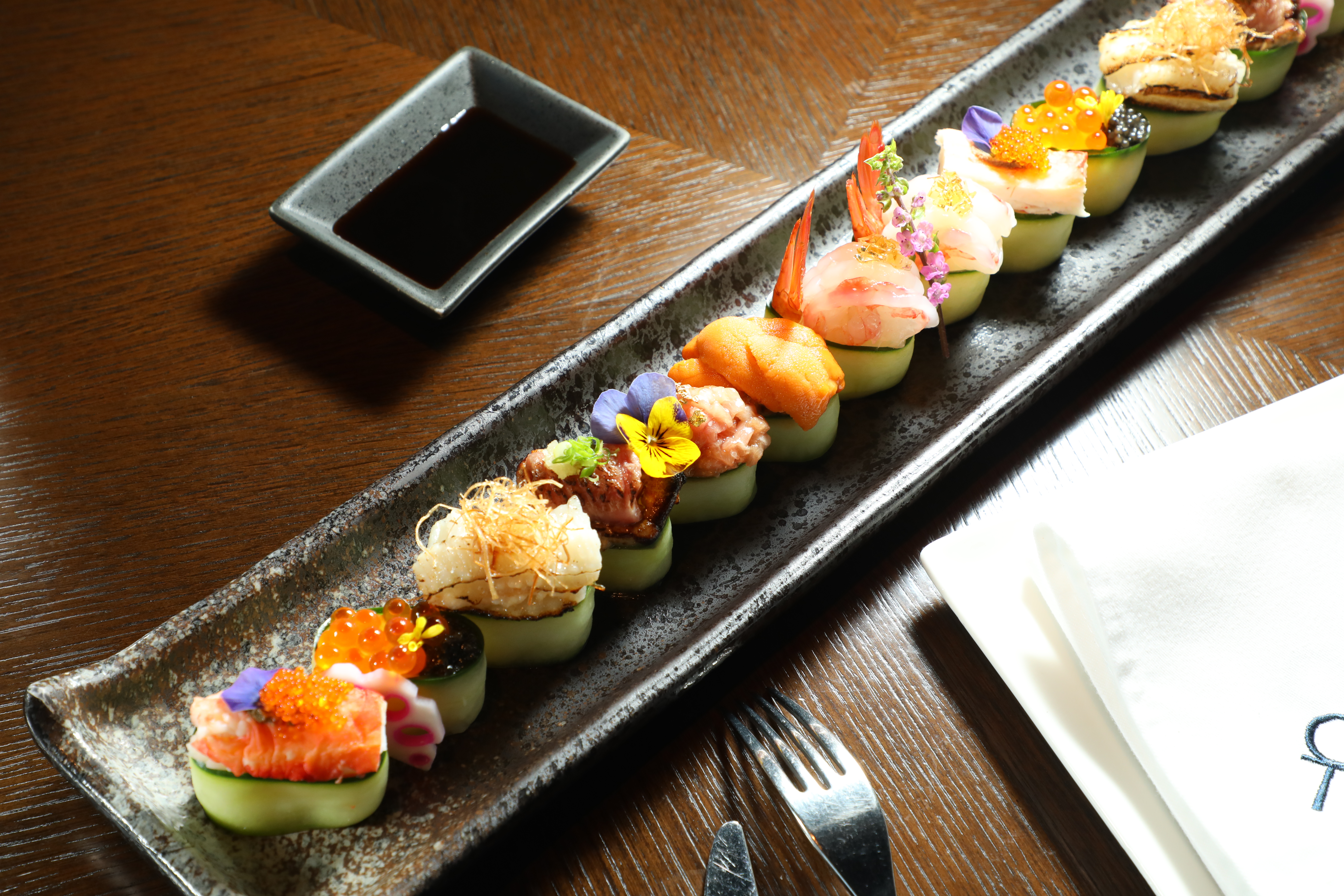以海膽、牡丹蝦等高級食材製作的「 Signature Tataki Platter創作壽司拼盤」適合分享。（港幣958元／、14顆）