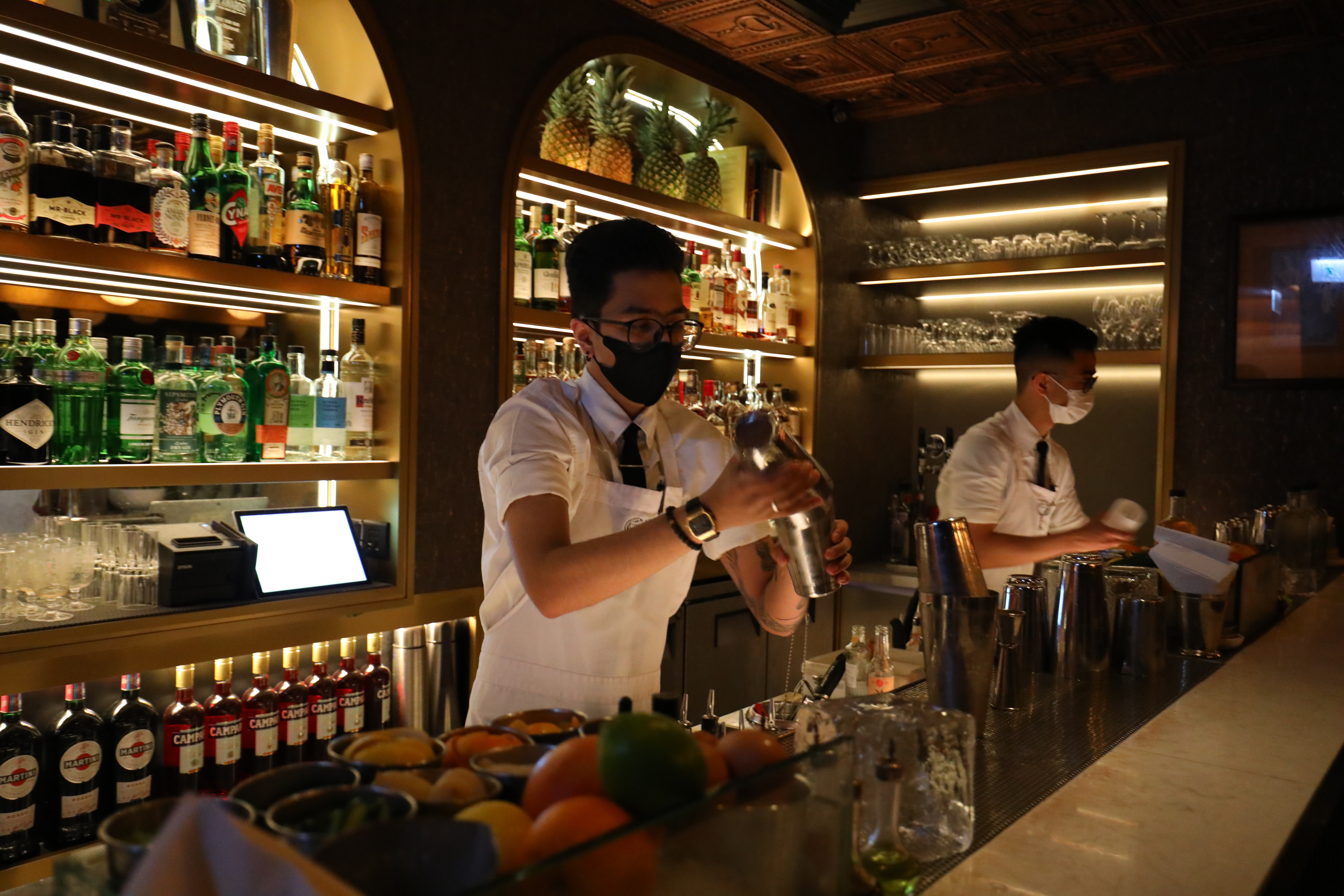 「The DIPLOMAT」調酒師的動作俐落帥氣。