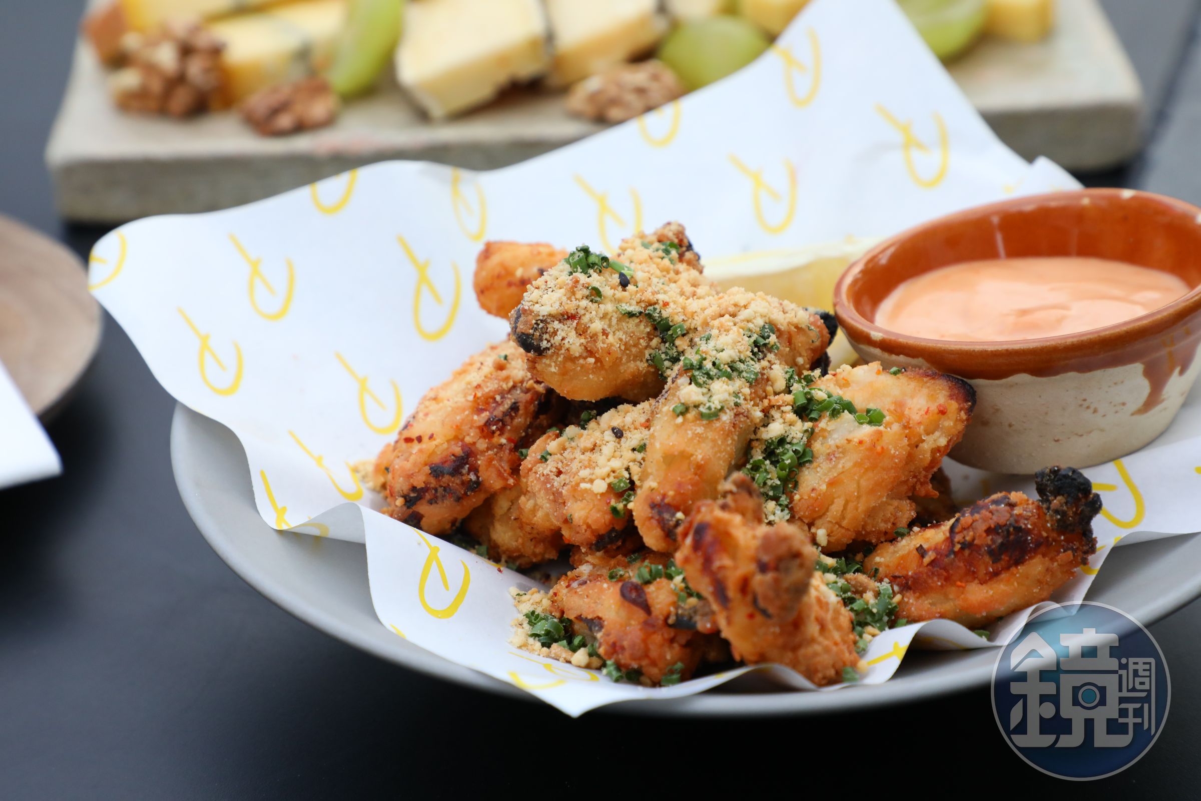 「Crispy Chicken Tender, Spice Peanut Sause 」的雞肉軟嫩，醬汁堅果香氣突出。（港幣298元／份）