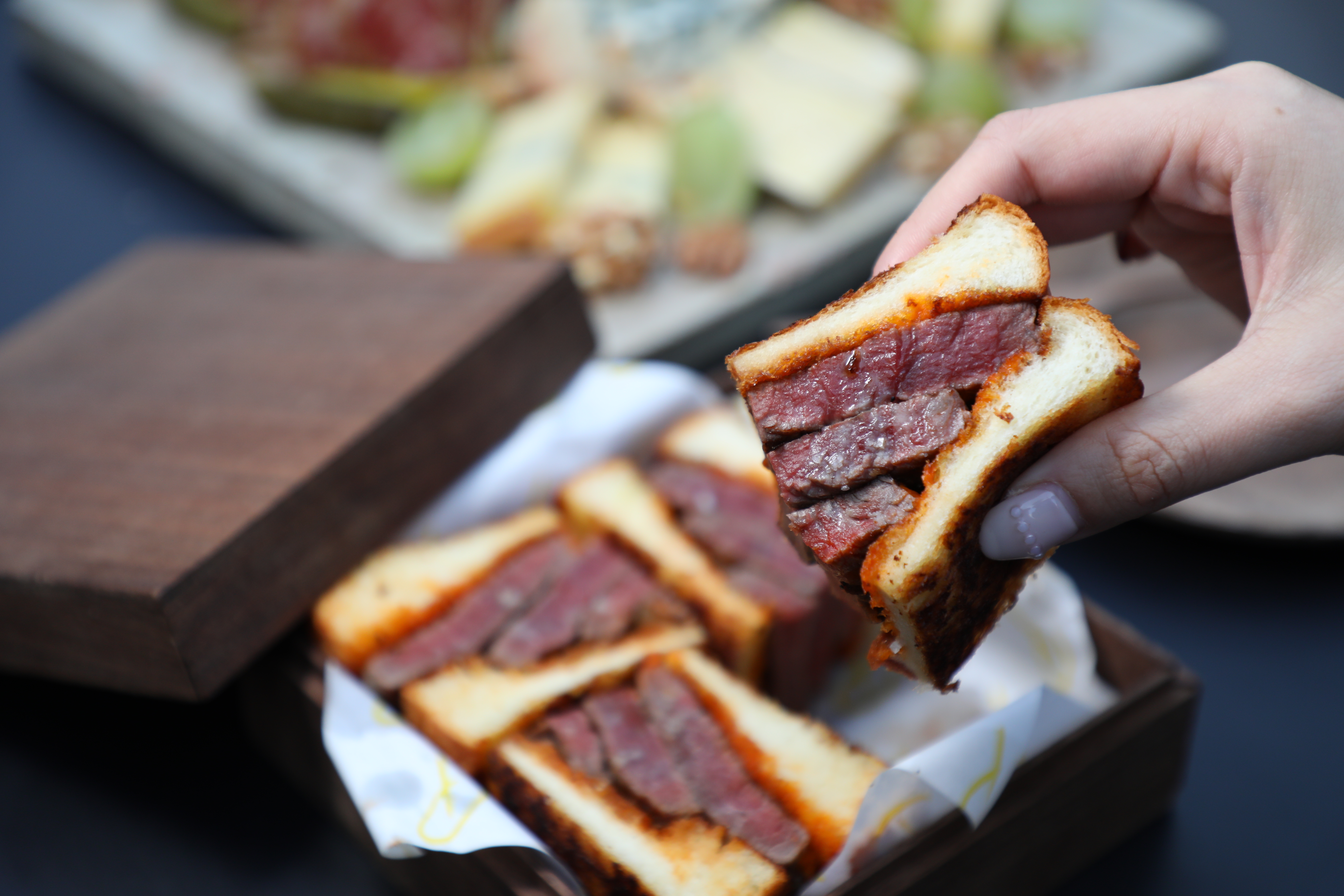 裝盛在木盒中的「Waygu Sando」是肉感紮實的和牛三明治。（港幣498元／份）