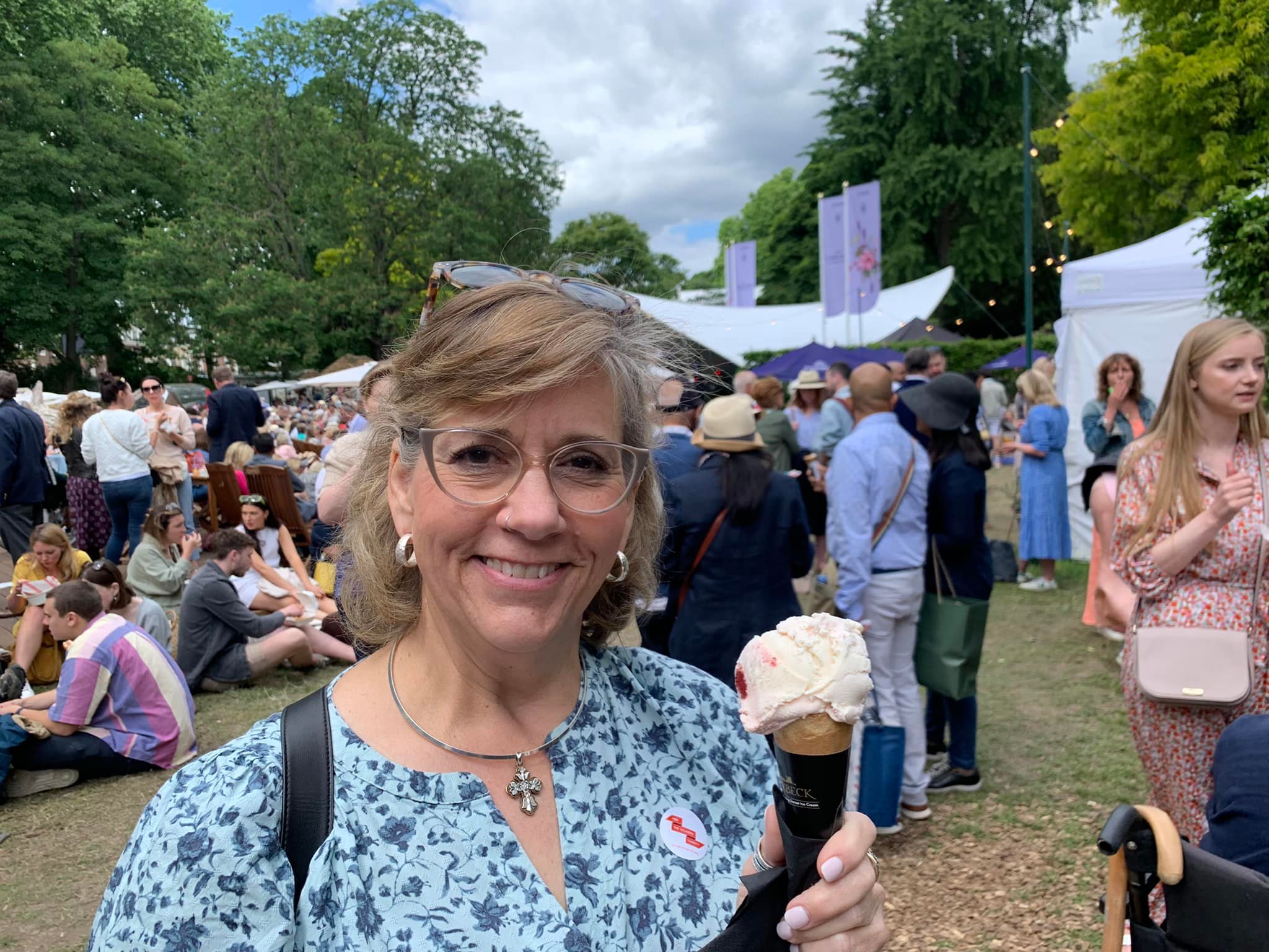 聖約學校校長昆斯為保護學生英勇撲向槍手，不幸中彈身亡。（翻攝自Katherine Koonce臉書）