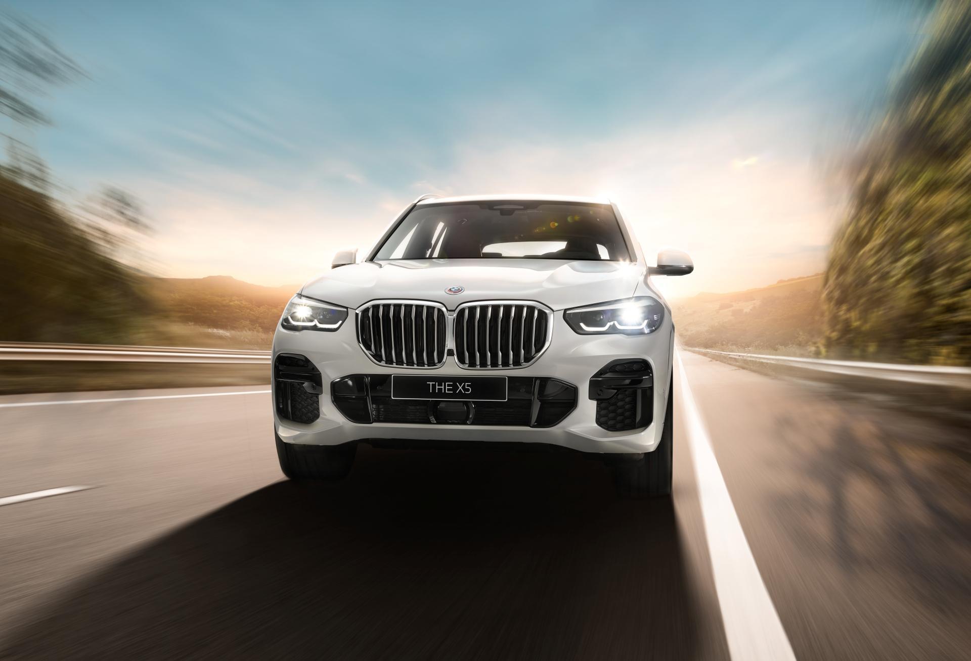 BMW X5 xDrive25d M Sport鉑金版搭載BMW TwinPower Turbo四缸柴油引擎,擁有231匹最大馬力與450牛頓米的最大扭力,結合Steptronic運動化八速手自排變速箱、M跑車化電子懸吊系統與全新xDrive智慧型可變四輪傳動系統,完美演繹BMW經典運動性格。