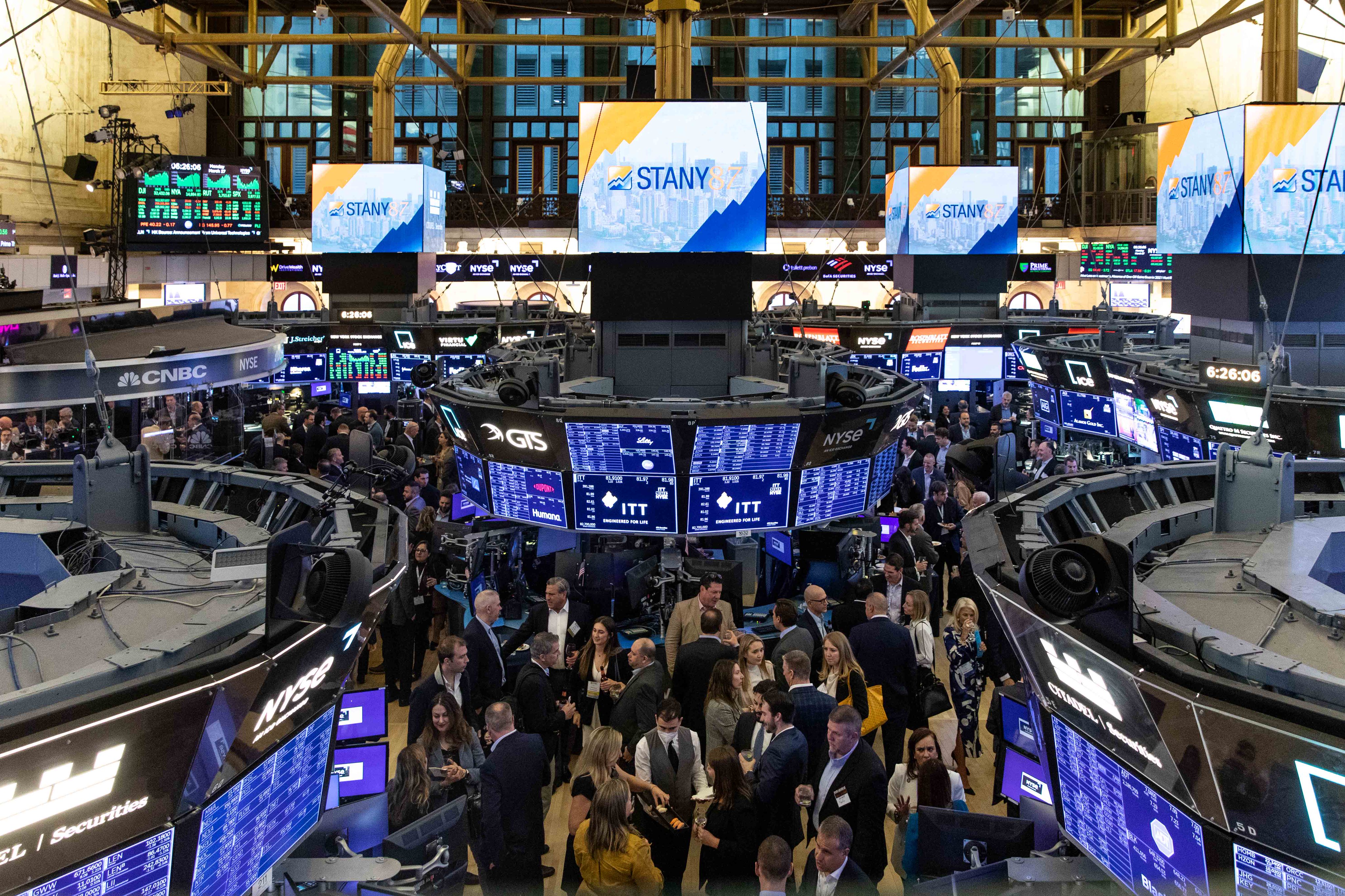 S&P500成長指數未持有銀行股，近期市場動盪也相對抗跌。（翻攝自紐約證券交易所twitter）