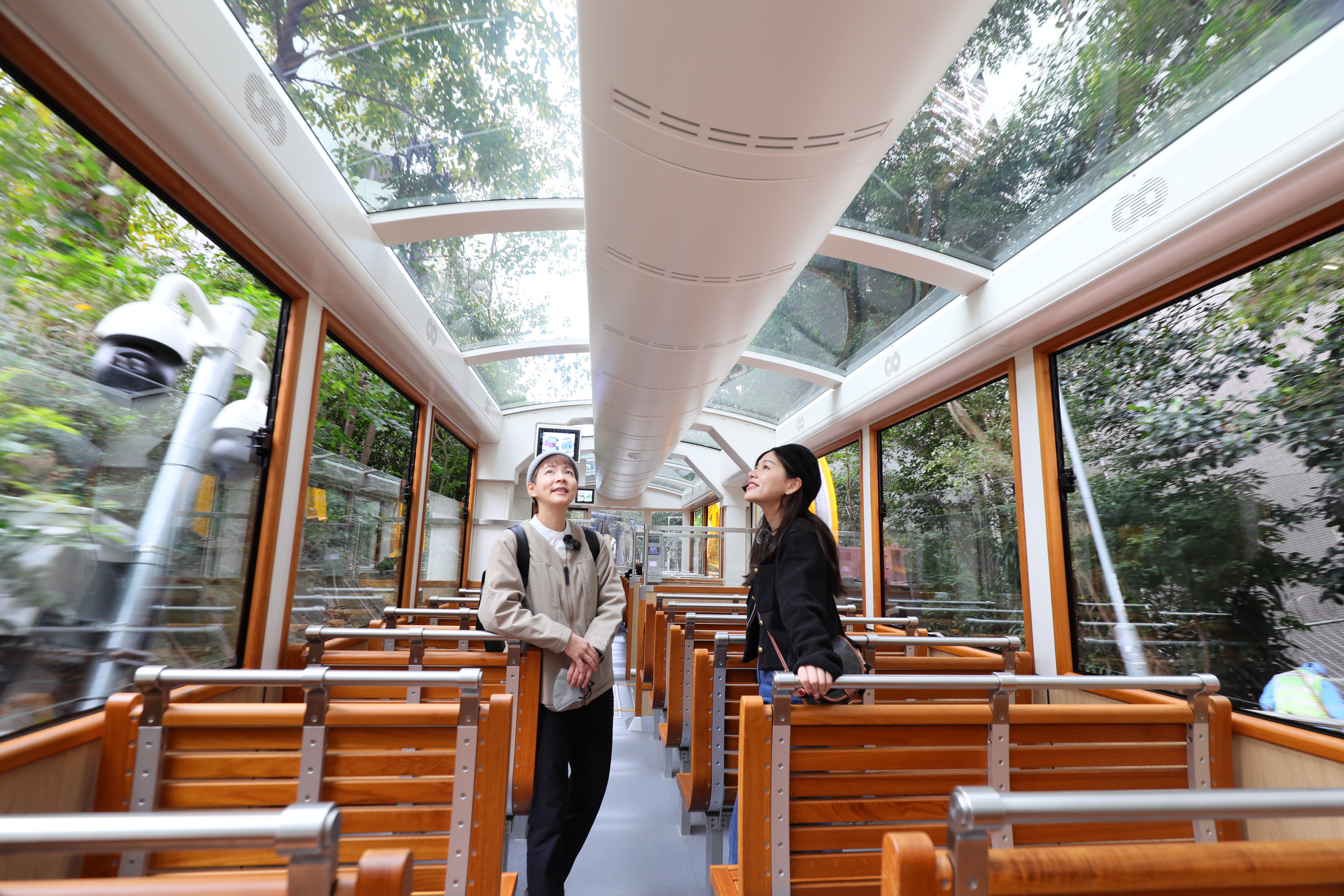 全新的第六代「山頂纜車」在2022年8月啟用，配備全景玻璃窗，載客量從120人增至210人。