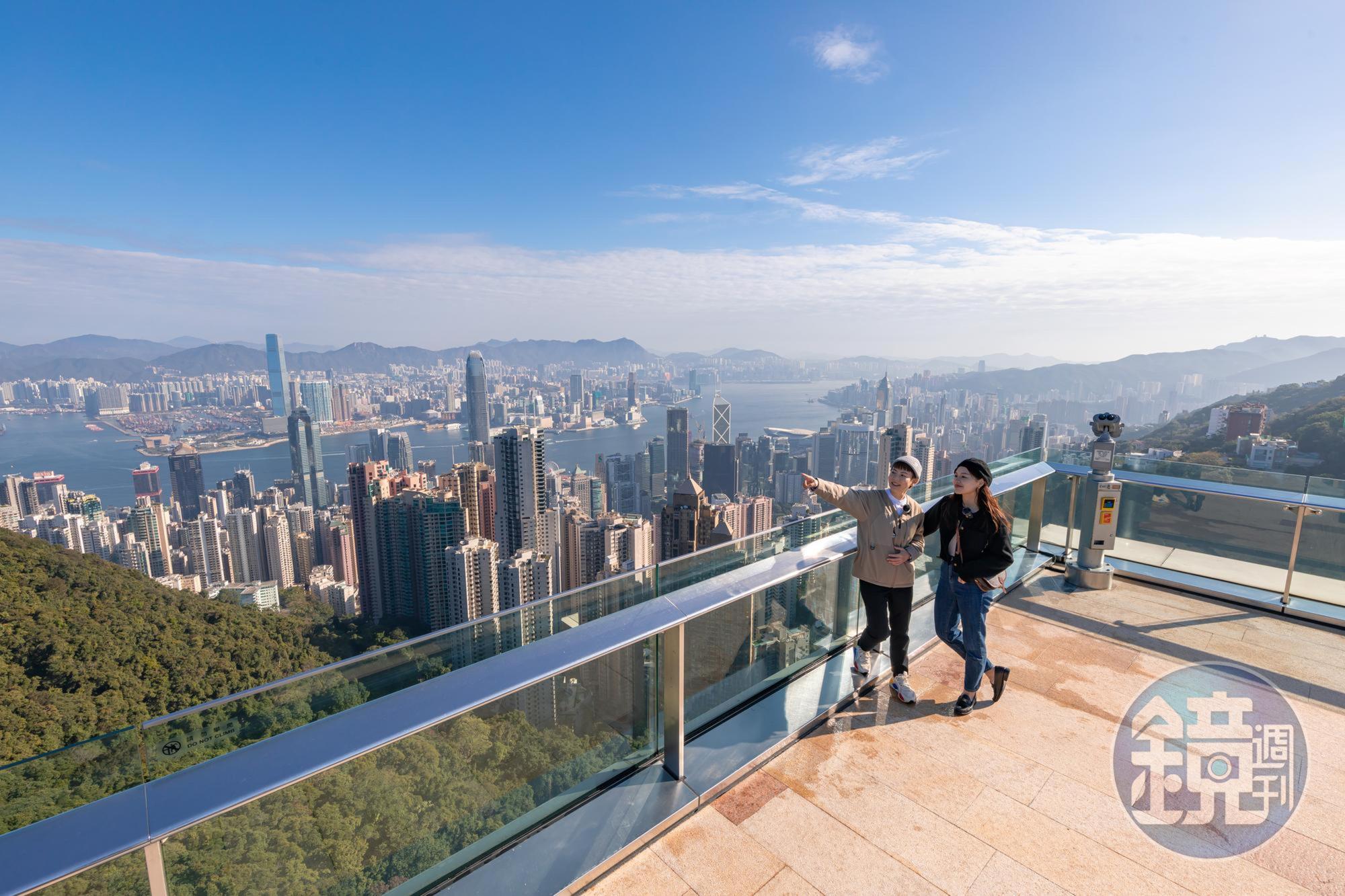 全香港最高的360度觀景台 「凌霄閣摩天台428」，白天夜晚都有不同美景。