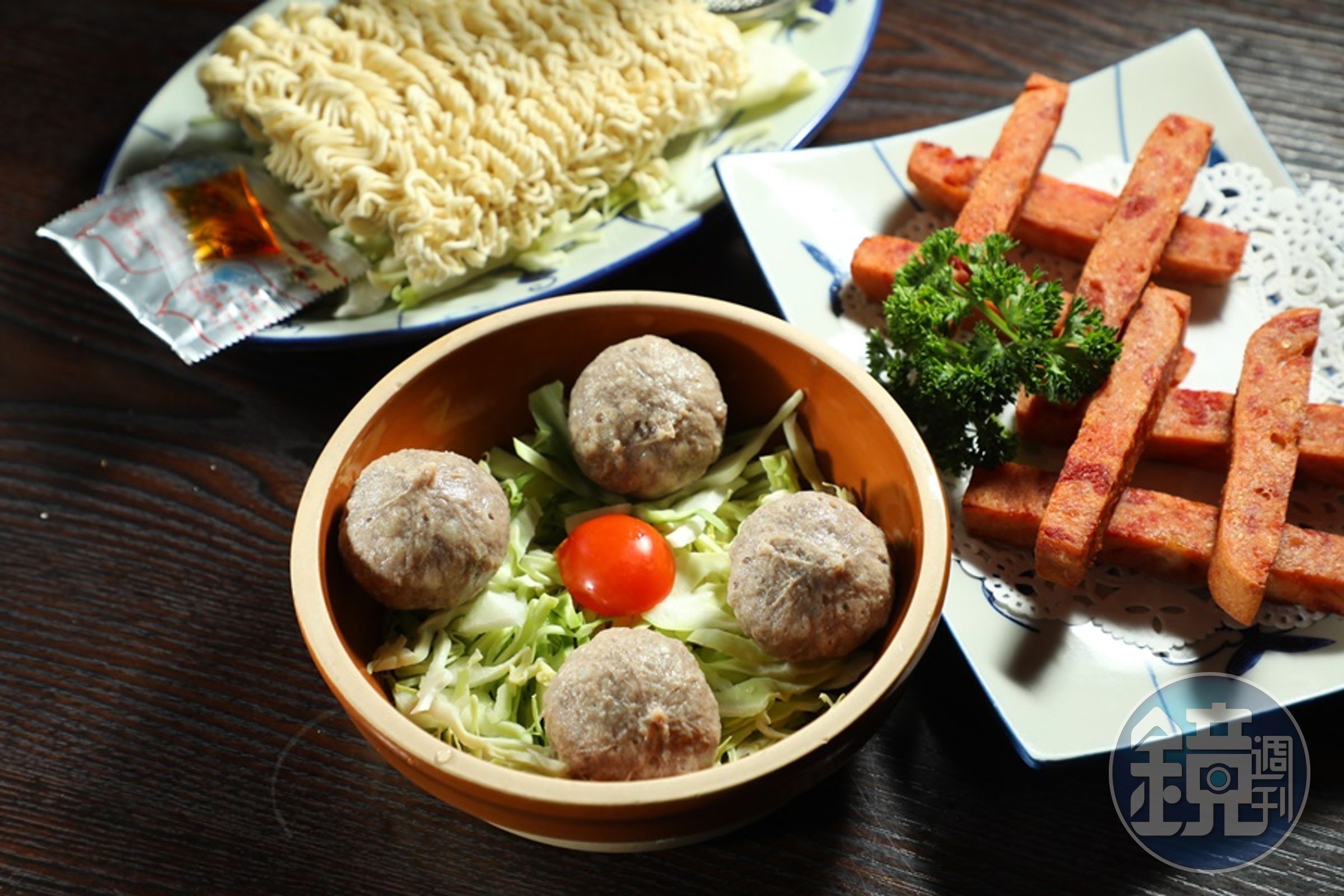 「爆漿瀨尿牛丸」(前,港幣78元/份,約NT$306)、「煎午餐肉」(右,港幣58元/份,約NT$228)與「出前一丁」(後,港幣22元/份,約NT$86),都是經典火鍋料。