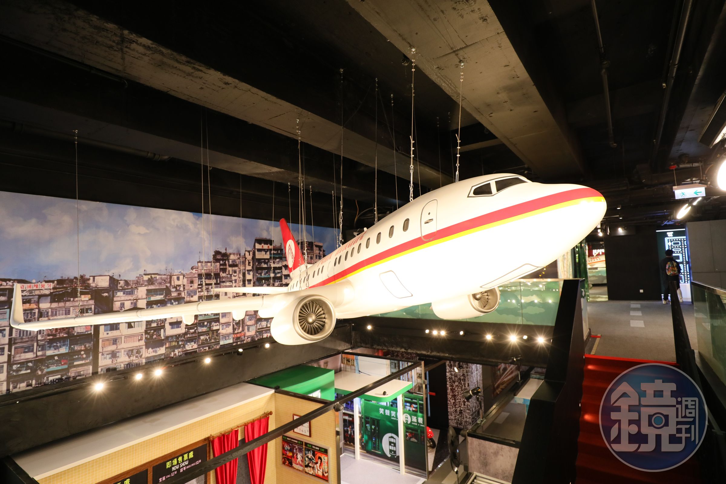 館內的巨型飛機仿造當年山頂航空的單引擎飛機。