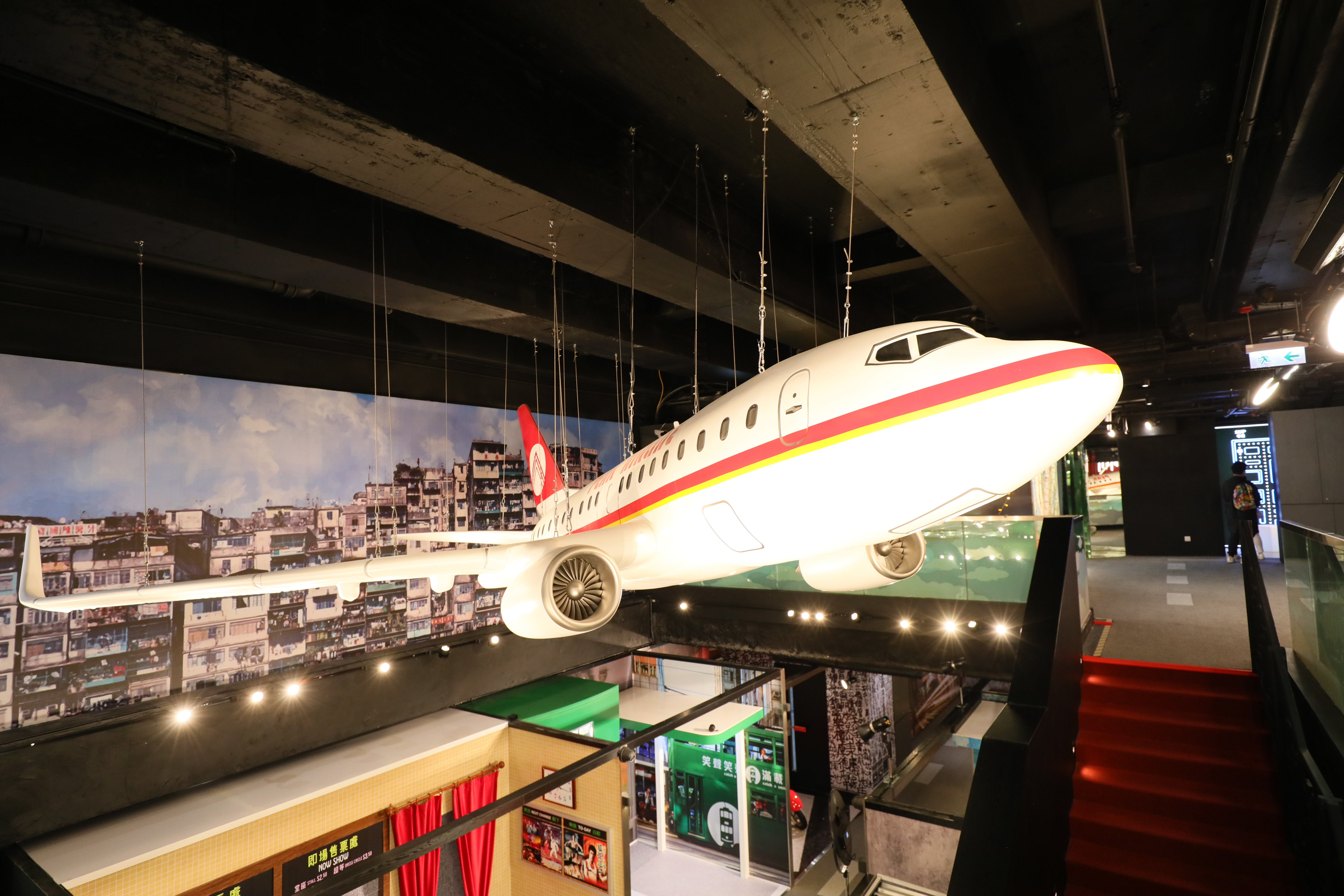 館內的巨型飛機仿造當年山頂航空的單引擎飛機。
