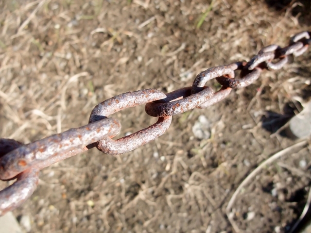 馬來西亞一名母親將3名兒子用鐵鍊鎖腳限制行動，警方正在調查是否涉嫌虐童。（示意圖，photoAC）