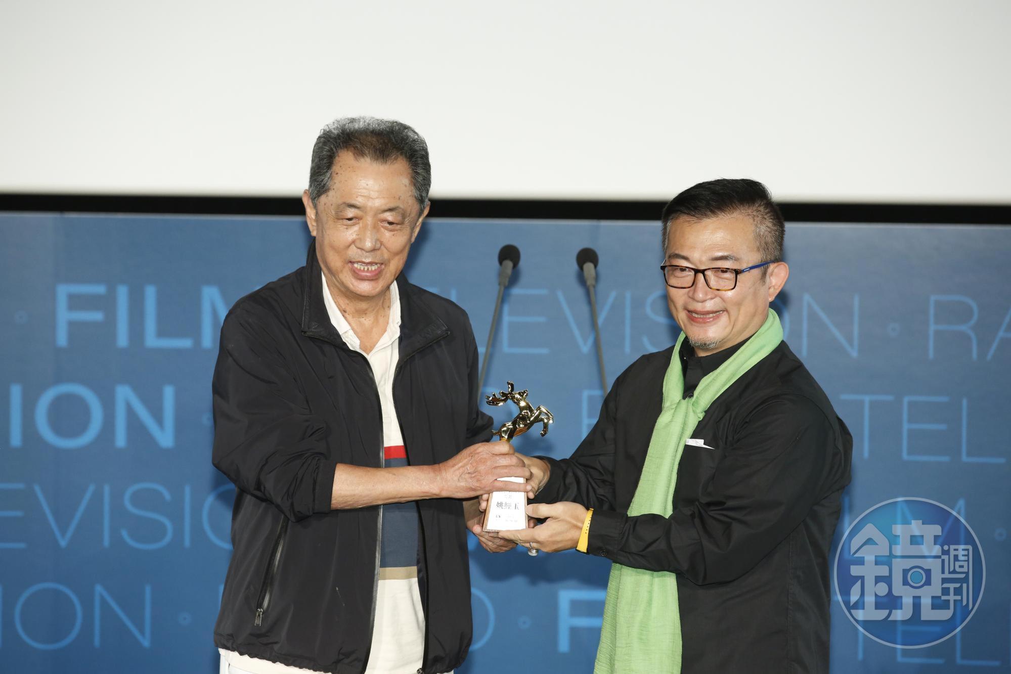 朱延平導演將「年度傑出影視工作者」頒給海鵬影業總監姚經玉。