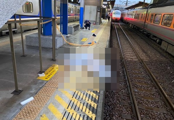 台鐵128次自強號列車行經湖口車站時，一名女子落軌遭撞身亡。（新竹縣消防局提供）