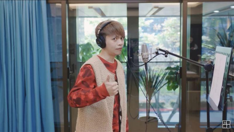 現場陳設與影像風格像足了日本YouTube頻道「THE FIRST TAKE 」,網友本來以為他要惡搞,但蔡阿嘎唱得很認真。(翻攝自蔡阿嘎YouTube)