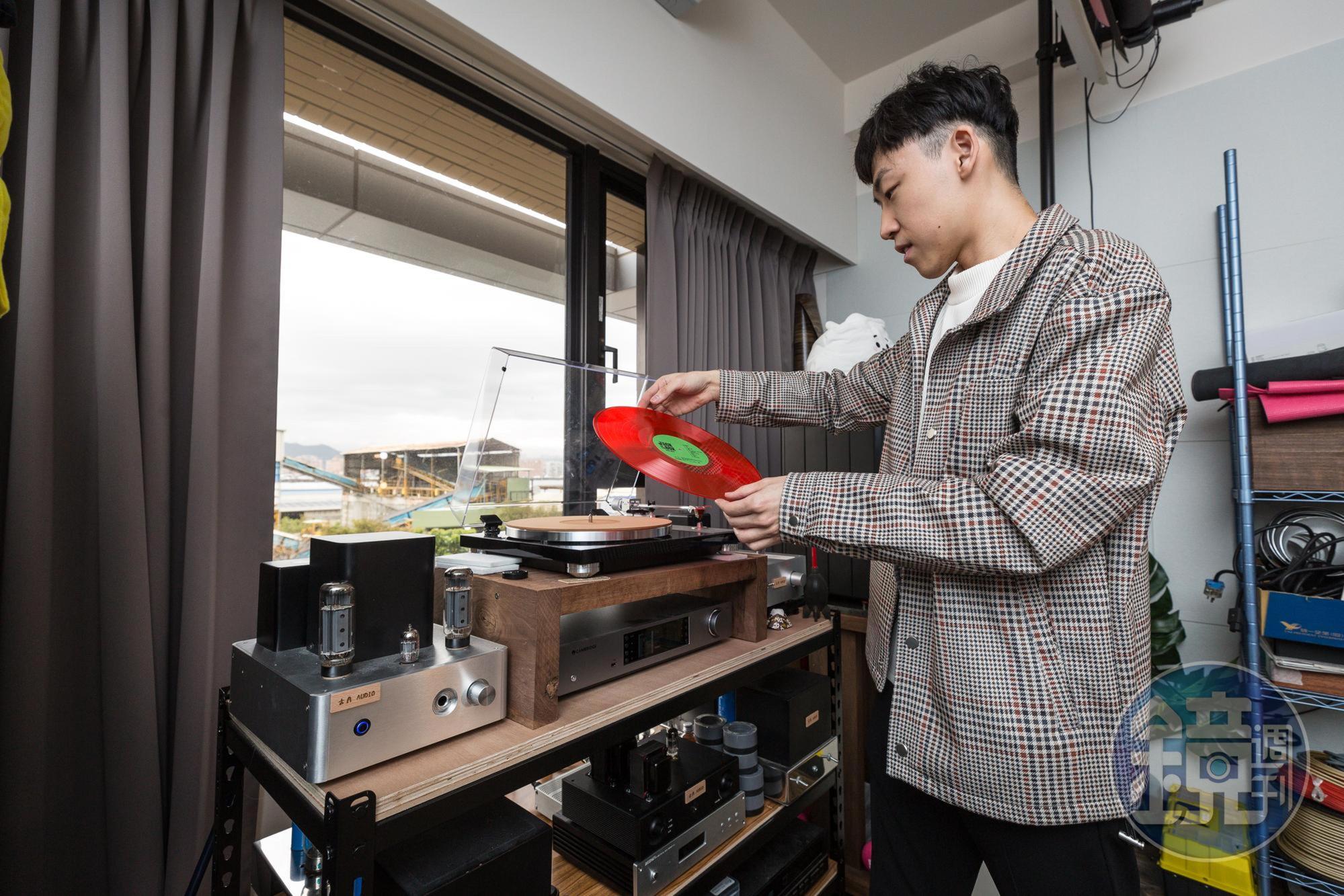 熟稔3C用品的胡信子，不斷在網路自學新技能，也斜槓幫人組裝音響。還有自己的YouTube頻道。