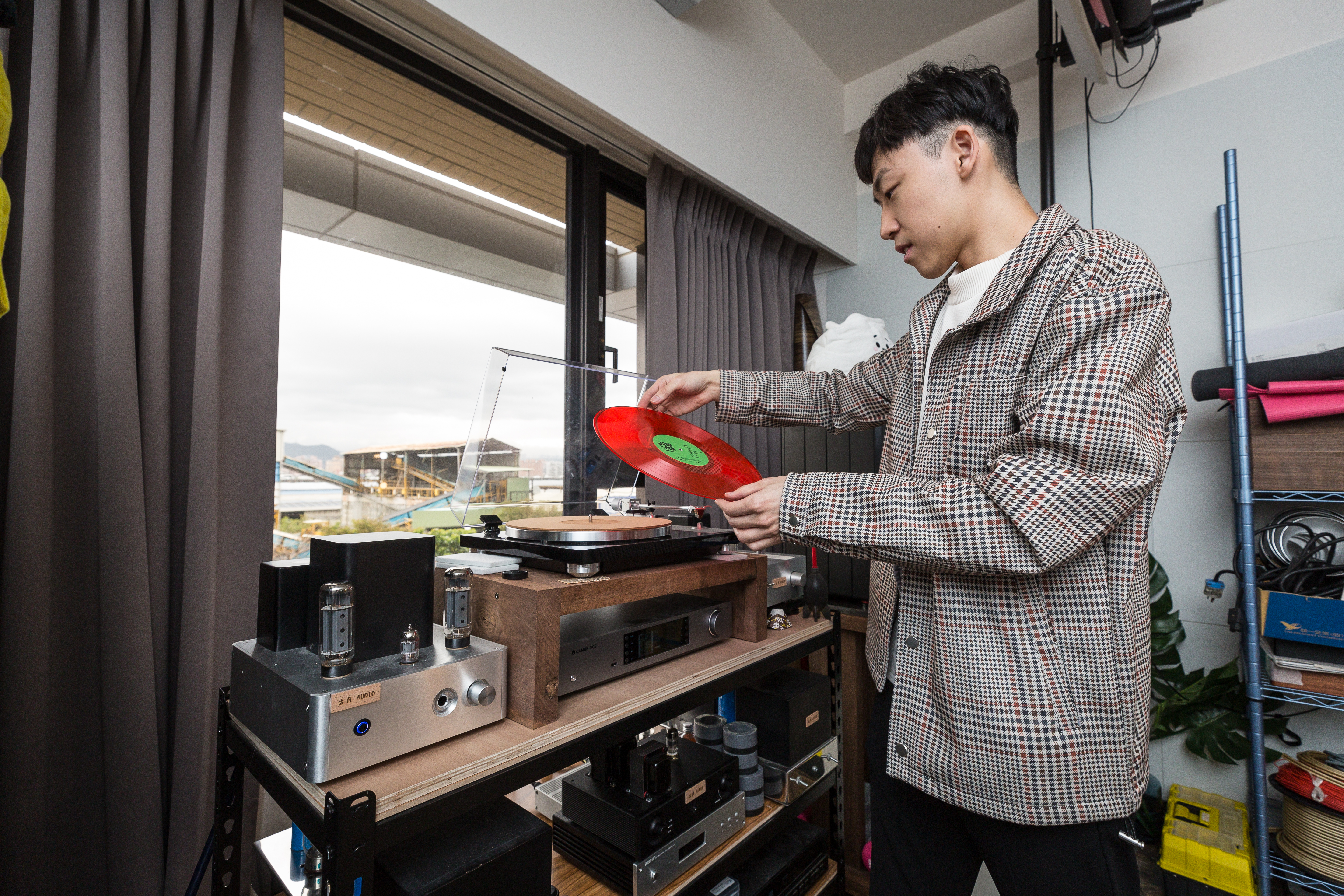 熟稔3C用品的胡信子，不斷在網路自學新技能，也斜槓幫人組裝音響。還有自己的YouTube頻道。