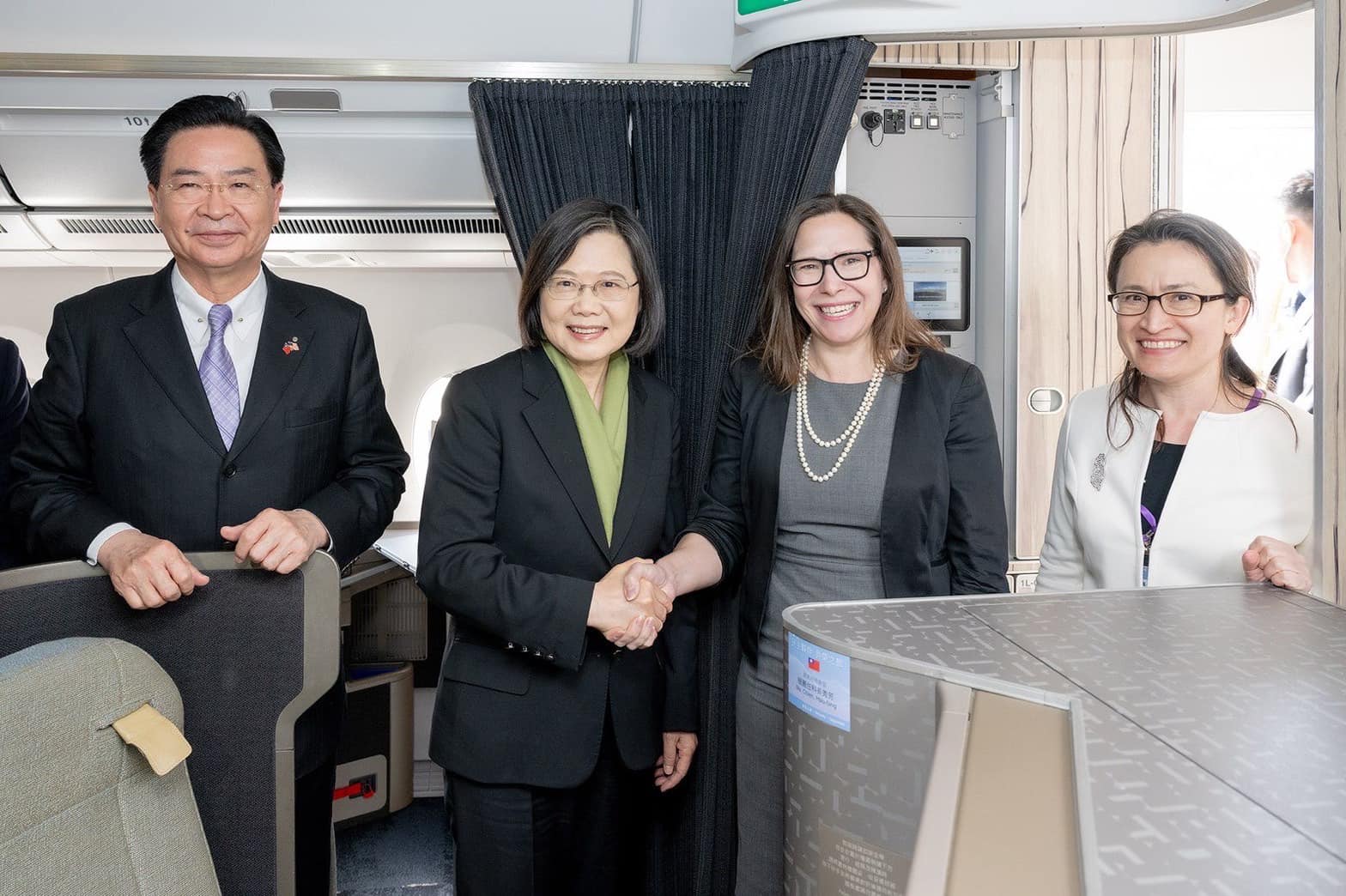 蔡英文（左二）抵達紐約，AIT新任主任羅森柏格（右二）、和我國駐美代表蕭美琴（右一）上機接機。左為外交部長吳釗燮。（翻攝自蔡英文臉書）