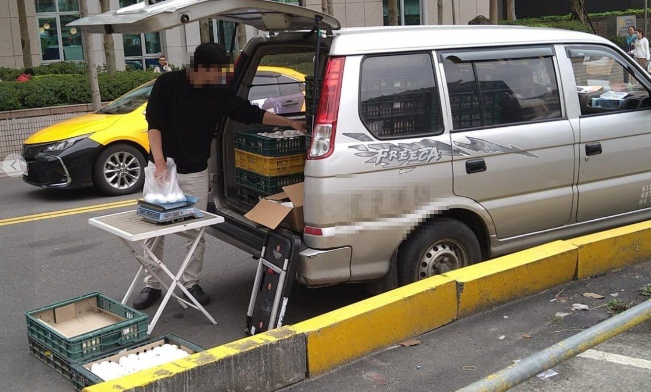 網友分享在北市內湖科學園區的路邊有人開小貨車在賣即期的「結緣蛋」，引發熱議。（翻攝自劉宇臉書）