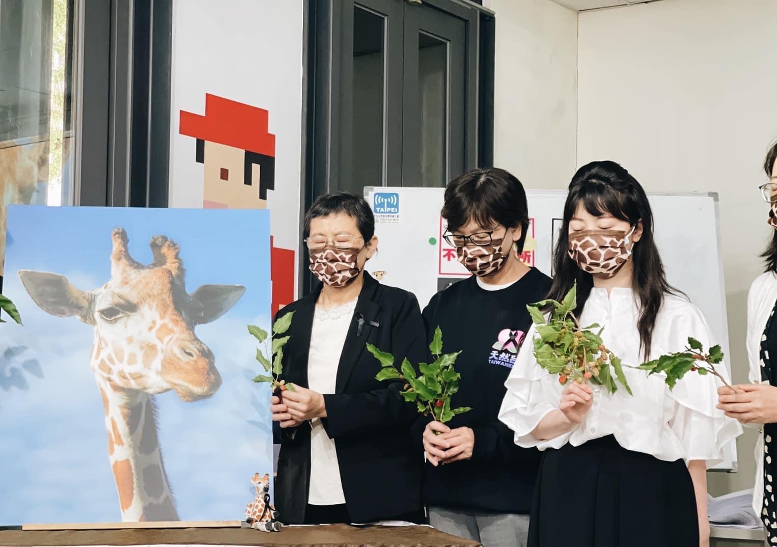 高嘉瑜批評六福村是「動物墳場」,還提到該園區過去10年內共養死8隻長頸鹿,管理明顯有問題。(翻攝自高嘉瑜臉書)
