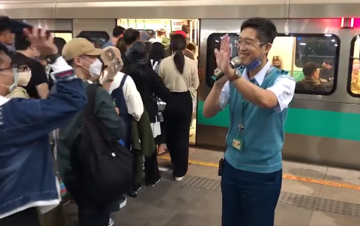 高捷橋頭站長林忠明在五月天演唱會後散場人潮中高歌開唱，獲得不少好評。（翻攝自陳其邁臉書）