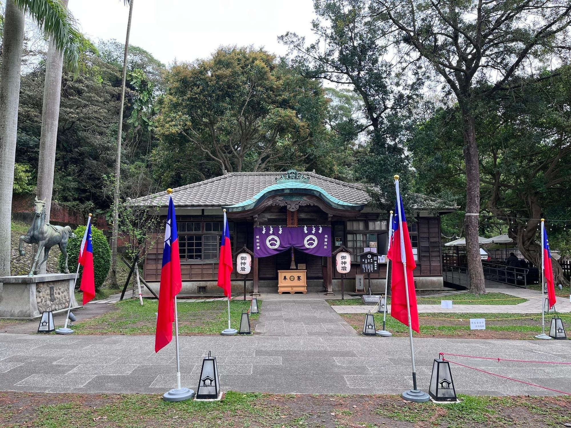 桃園神社外插了滿滿的中華民國國旗，引起網路熱議。（翻攝自我是中壢人臉書粉專）