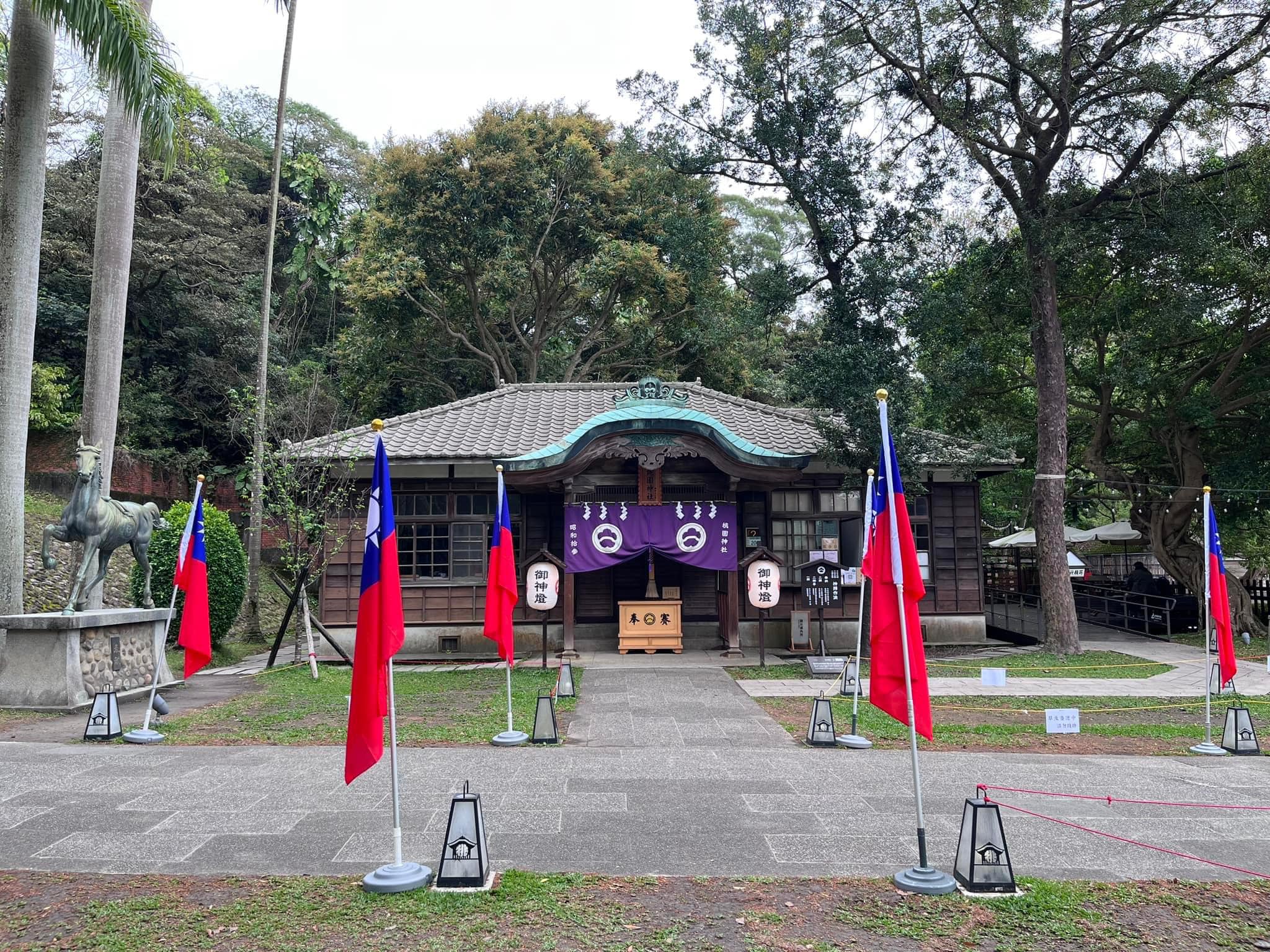 桃園神社外插了滿滿的中華民國國旗，引起網路熱議。（翻攝自我是中壢人臉書粉專）