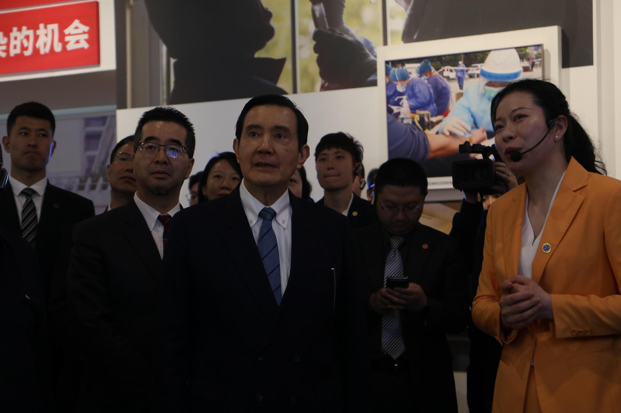 馬英九今在武漢參訪抗疫特展,大讚疫情控制得好是對整個人類的貢獻。(馬辦提供)