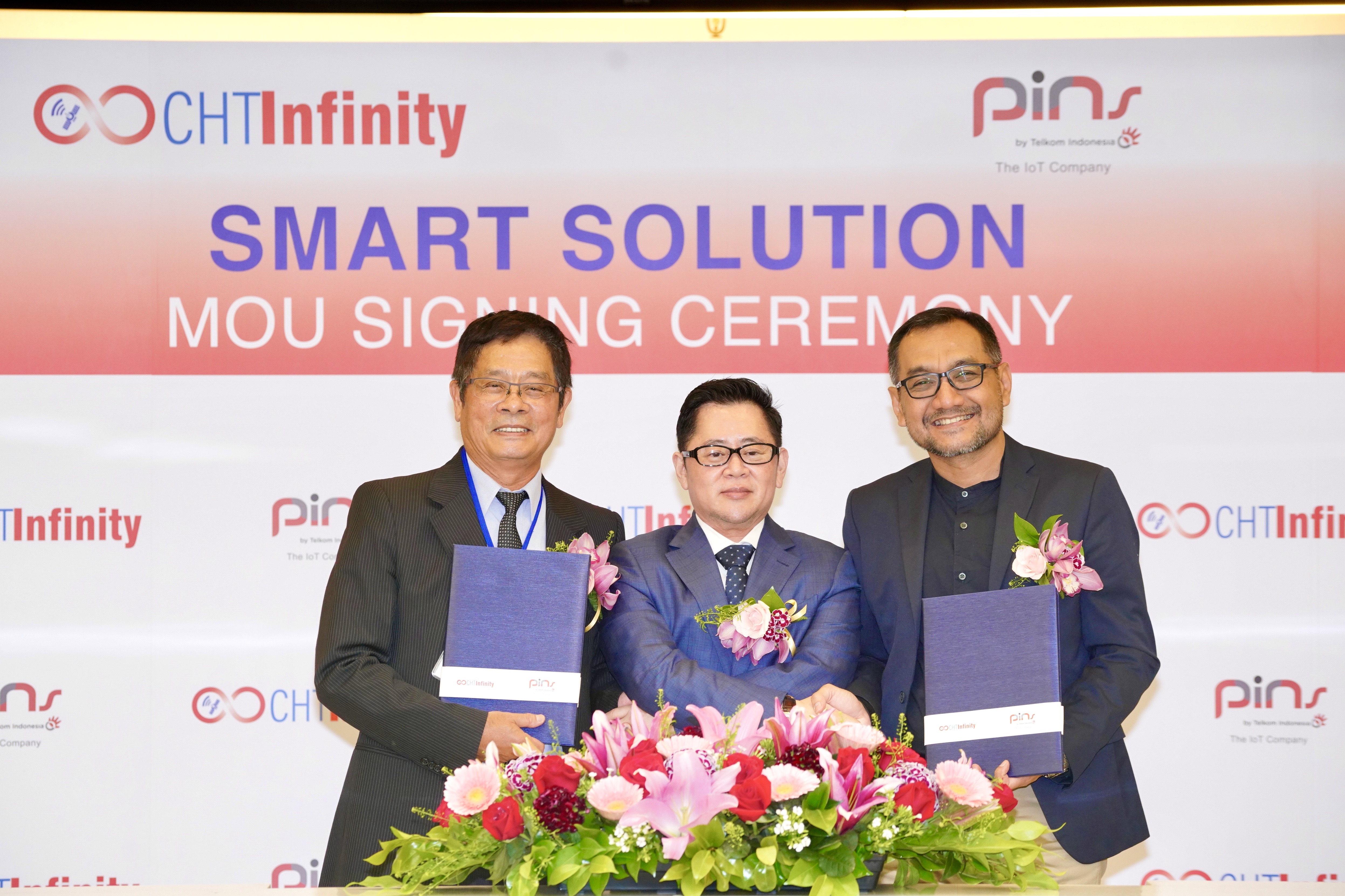 中華英飛能航太科技集團總裁石原智博（中）與董事長龔書哲（左）攜手印尼PINS Indonesia Director Dwi Pratomo（右）簽署合作意向書（MOU）