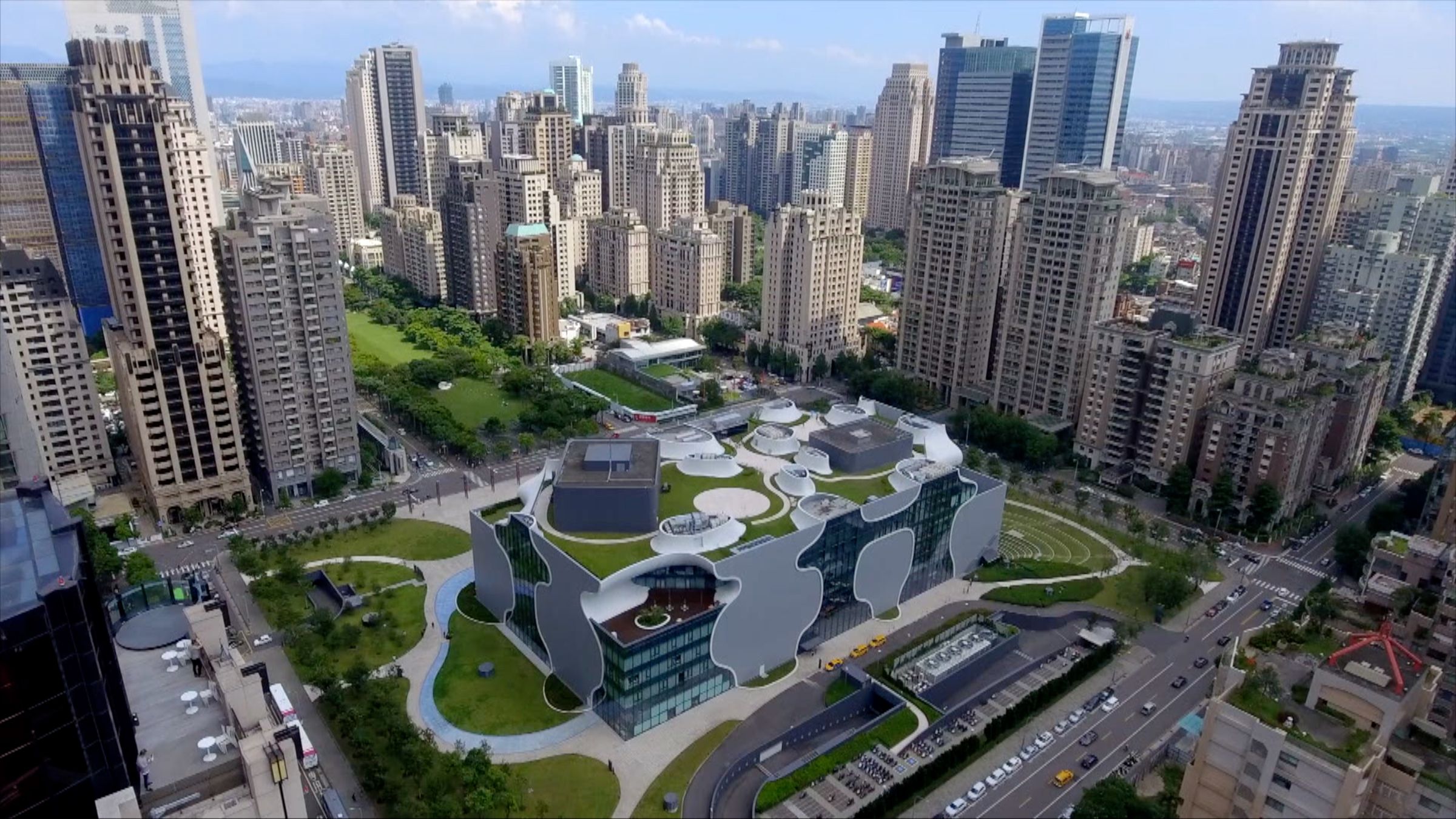 台中七期豪宅都圍繞夏綠蒂園道而建,比大安森林公園大2.58倍的中央公園是水湳經貿園區的核心綠地,區域內僅有文商區有機會完美複製七期的繁華盛景。