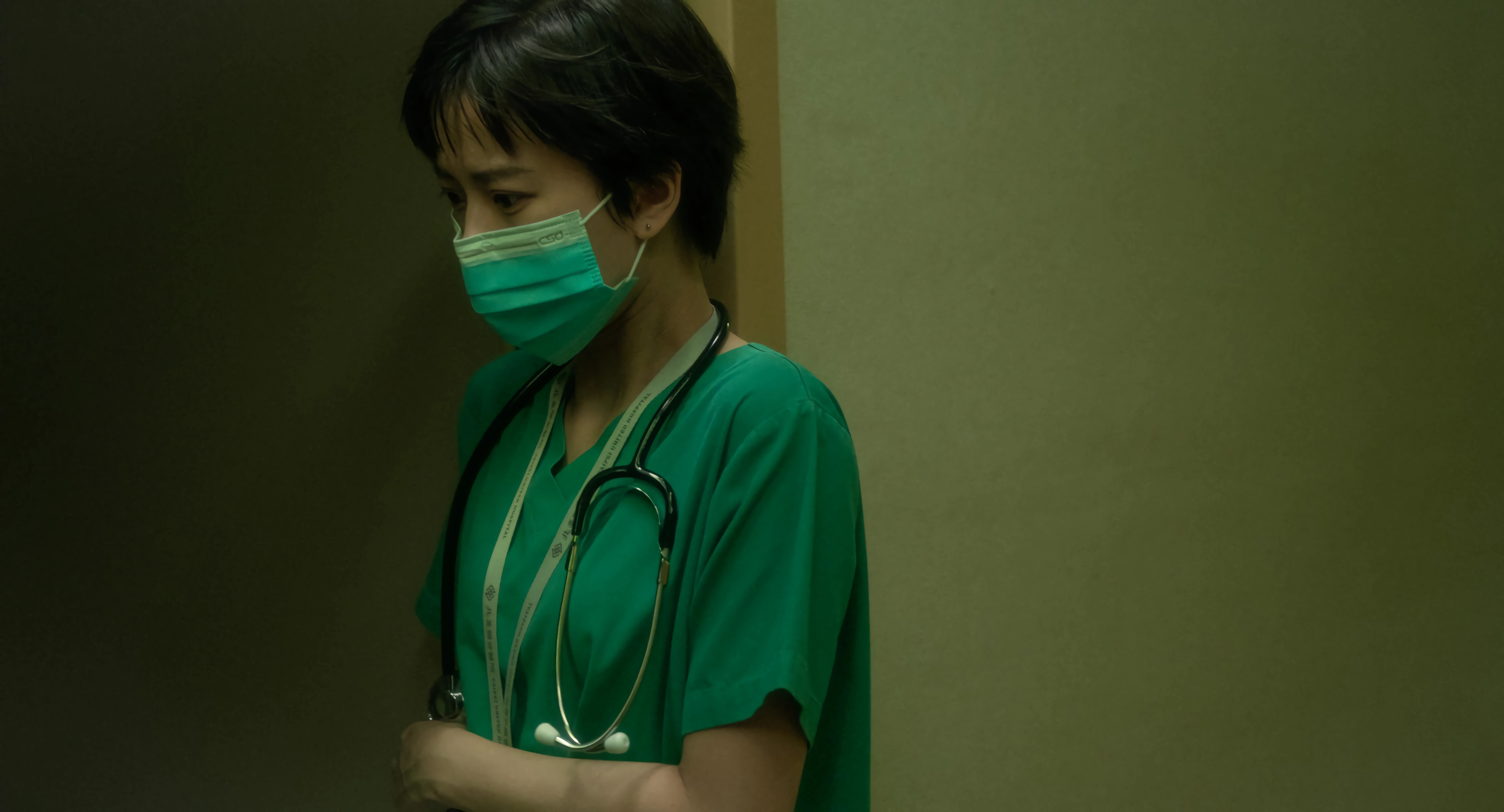 扮演實習醫生的項婕如每天用牙線練習縫線手勢，詮釋實習醫生真實面貌。（CATCHPLAY提供）