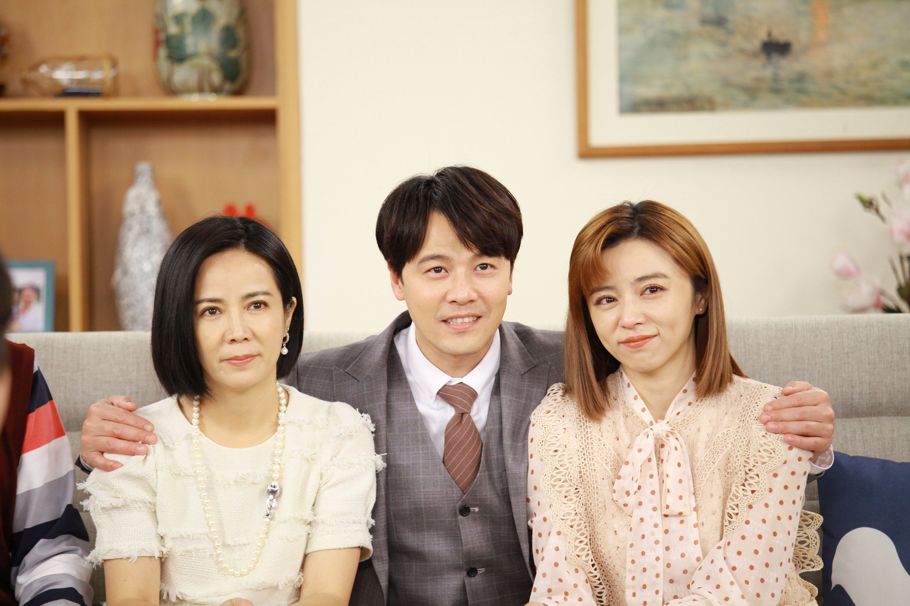 《市井豪門》陳仙梅（左）劇中為兒子黃文星（中）提親，戲外要兒子老婆本要自己賺。（民視提供）