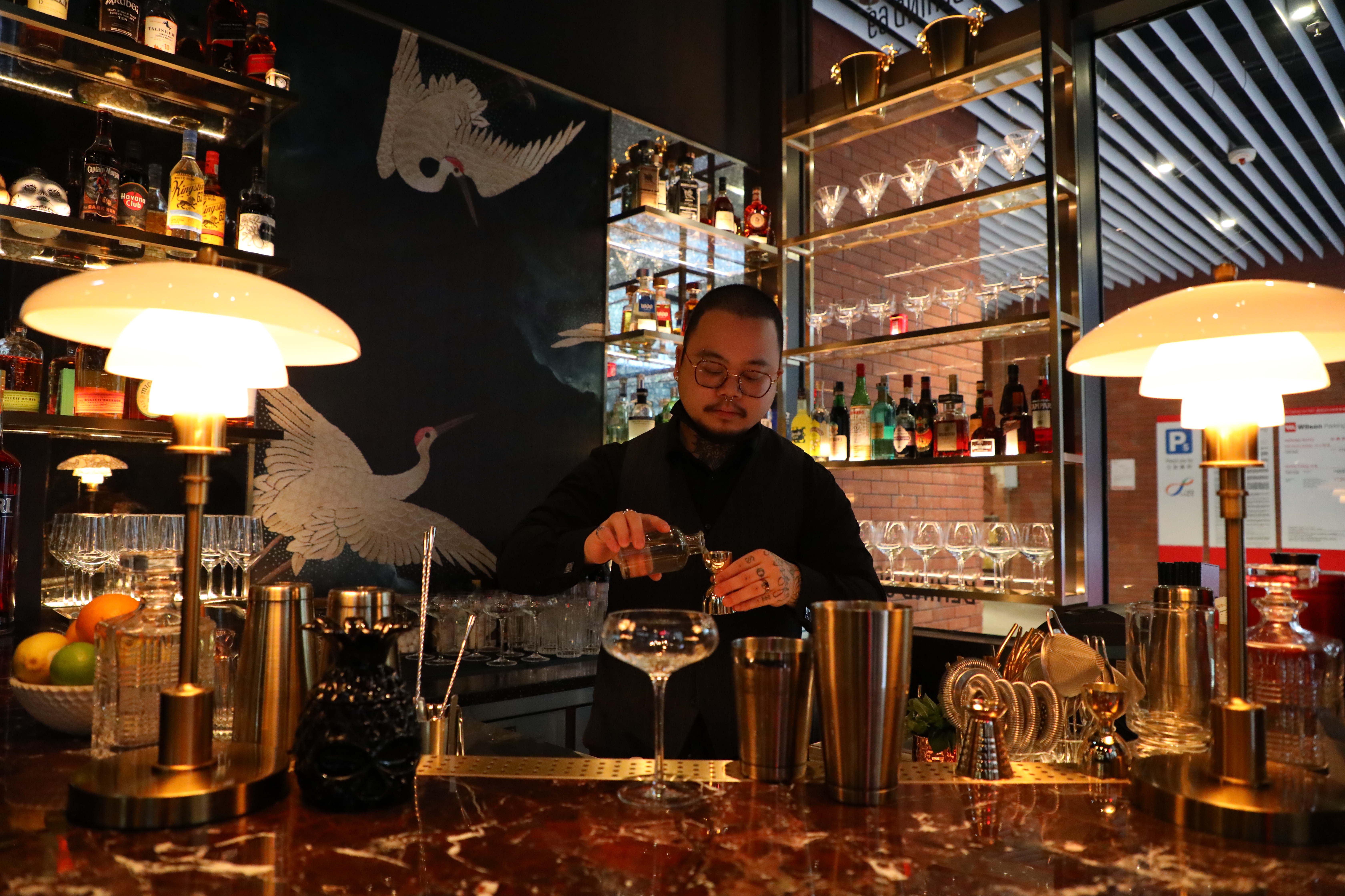 「BEHIND 69」的調酒師Leo，設計許多帶有上環本地色彩的特色調酒。