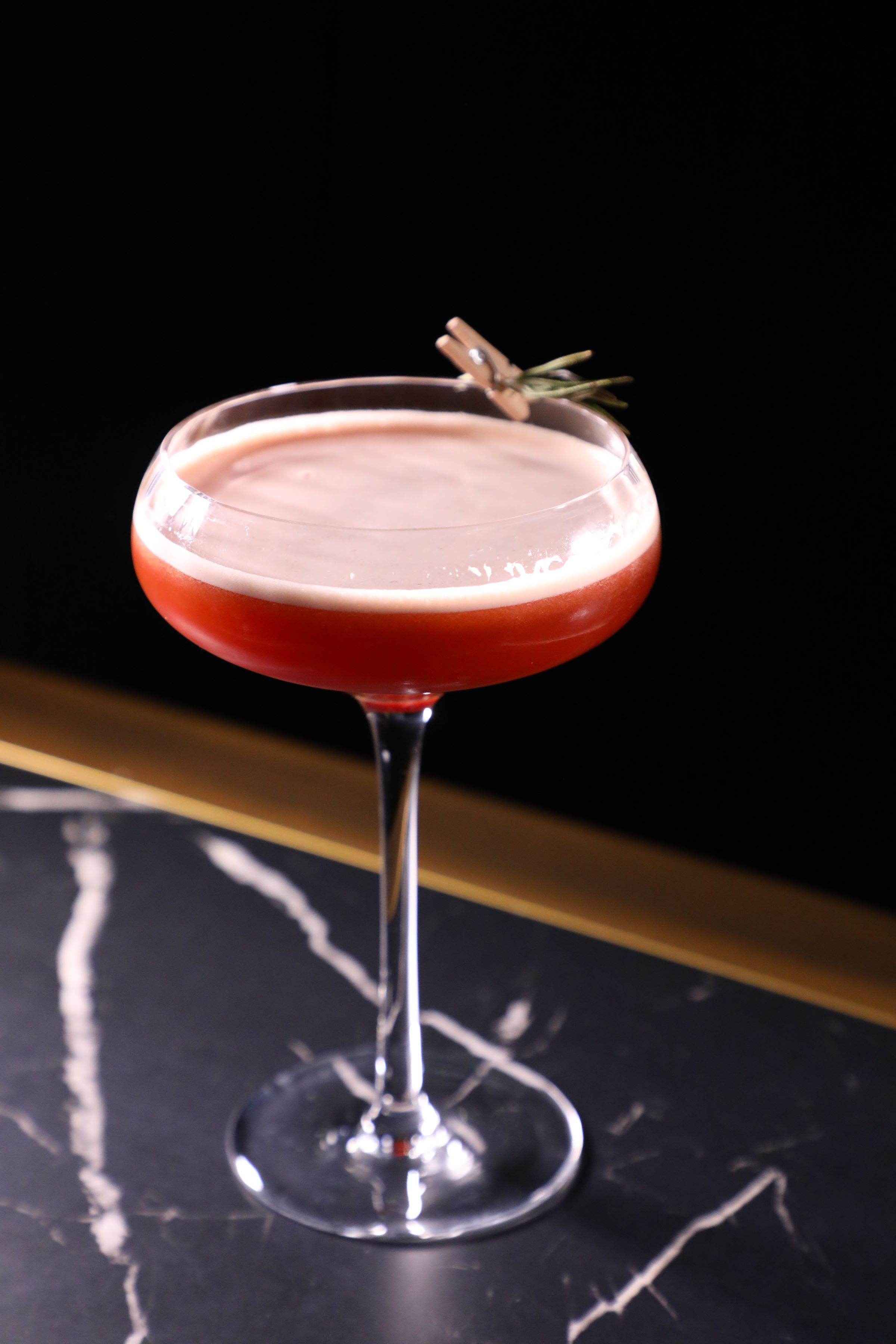 以琴酒與紅酒為基底的「So Hong Sinner」，口感酸甜清新。（港幣 108元／杯）
