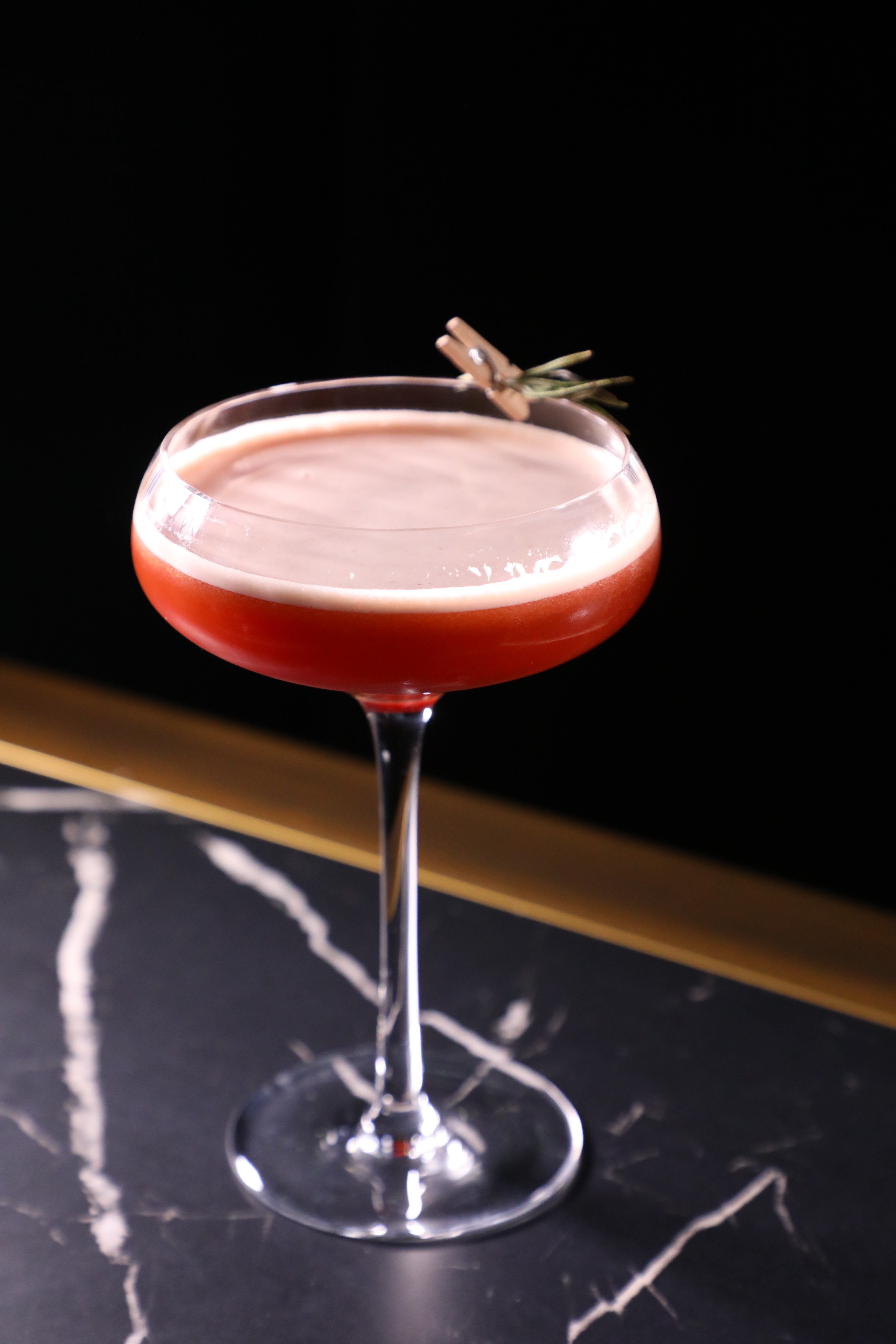 以琴酒與紅酒為基底的「So Hong Sinner」，口感酸甜清新。（港幣 108元／杯）